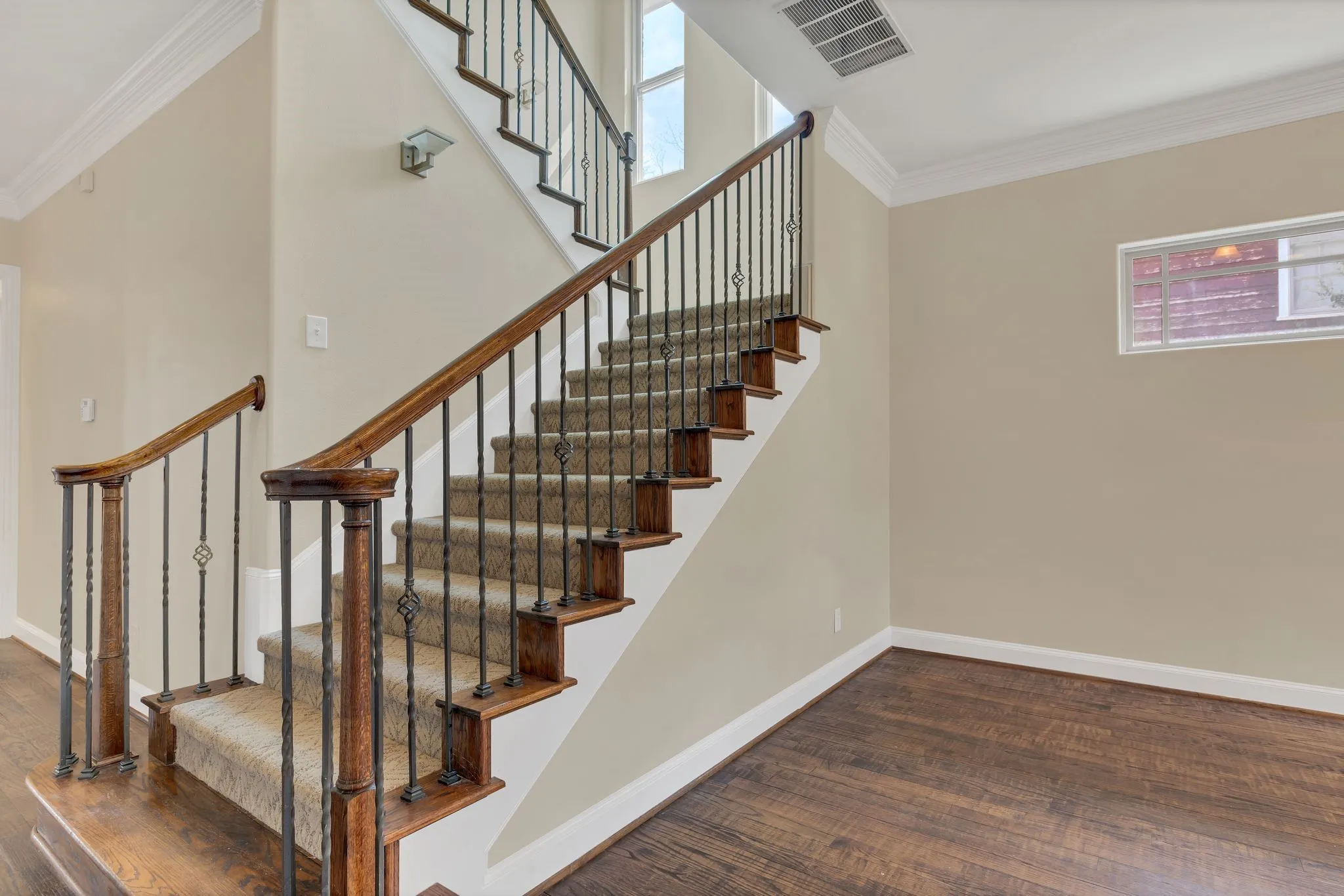 Single Family Residence For Rent in Dallas County , 5921 Llano Avenue, Dallas, Texas 75206, 5 Bedroom, 6 Bathroom, Garage spaces, 3,221 Sqft, built in 2007, mls#21400930, Real Estate Agent in Dallas, Homes For Rent in Dallas county, Homes For Rent in Dallas, Realtor in Dallas Texas, Real Estate Brokerage Independent Realty Texas, Luminita Cordes Realtor