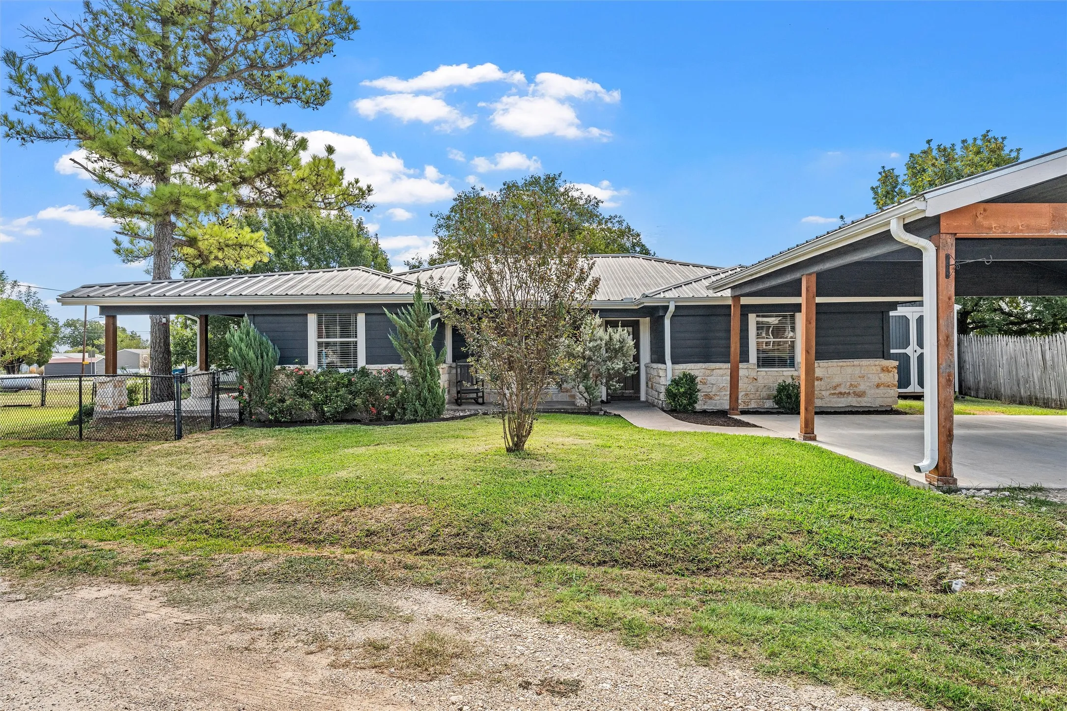 Single Family Residence For Sale in Hill County , 111 N Morgan Street W, Mount Calm, Texas 76673, 3 Bedroom, 2 Bathroom, Garage spaces, 1,455 Sqft, built in 1955, mls#21400770, Real Estate Agent in Mount Calm, Homes For Sale in Hill county, Homes For Sale in Mount Calm, Realtor in Mount Calm Texas, Real Estate Brokerage Independent Realty Texas, Luminita Cordes Realtor