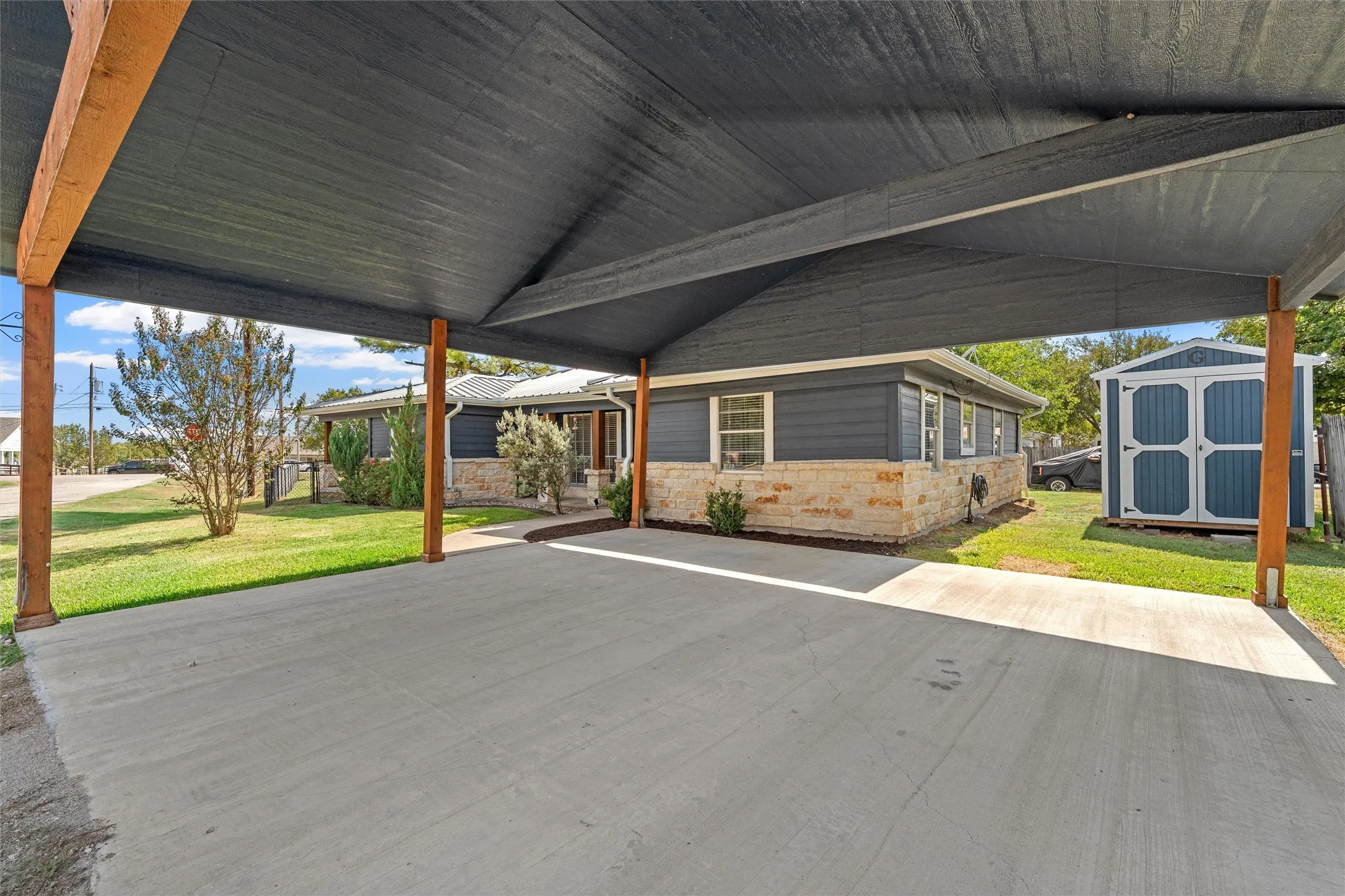 Single Family Residence For Sale in Hill County , 111 N Morgan Street W, Mount Calm, Texas 76673, 3 Bedroom, 2 Bathroom, Garage spaces, 1,455 Sqft, built in 1955, mls#21400770, Real Estate Agent in Mount Calm, Homes For Sale in Hill county, Homes For Sale in Mount Calm, Realtor in Mount Calm Texas, Real Estate Brokerage Independent Realty Texas, Luminita Cordes Realtor