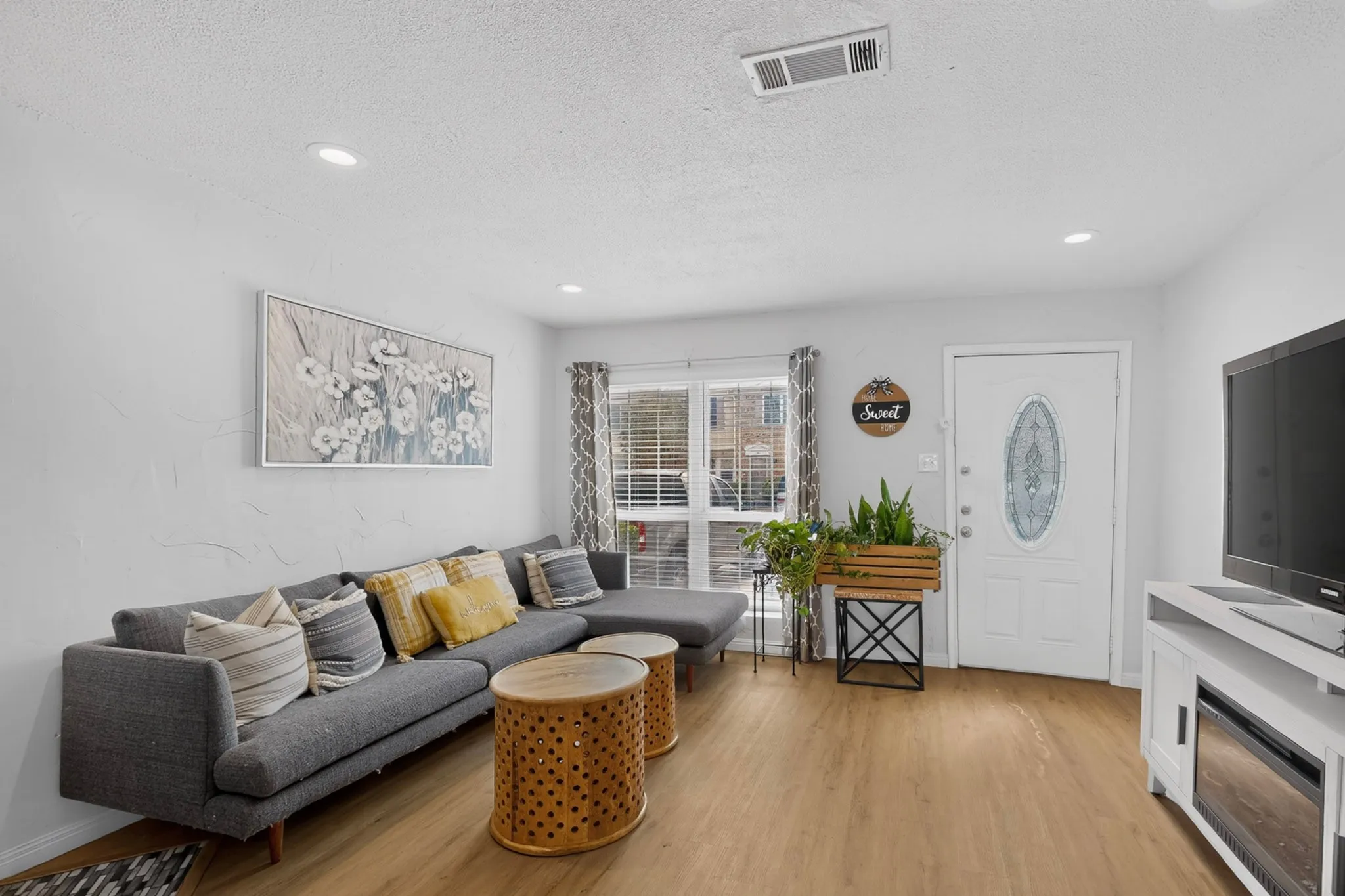 Condominium For Sale in Dallas County , 617 Carriagehouse Lane E3, Garland, Texas 75040, 2 Bedroom, 2 Bathroom, Garage spaces, 1,110 Sqft, built in 1984, mls#21400686, Real Estate Agent in Garland, Homes For Sale in Dallas county, Homes For Sale in Garland, Realtor in Garland Texas, Real Estate Brokerage Independent Realty Texas, Luminita Cordes Realtor