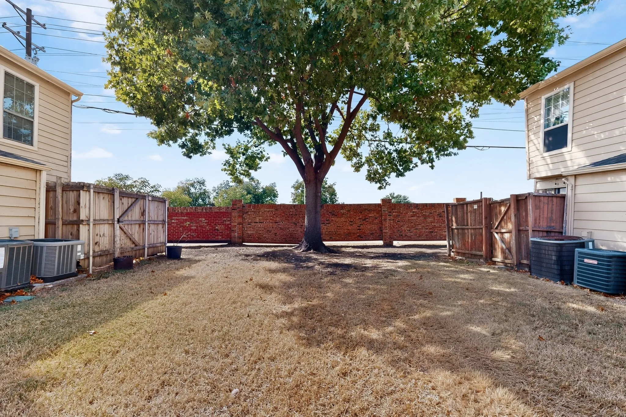 Condominium For Sale in Dallas County , 617 Carriagehouse Lane E3, Garland, Texas 75040, 2 Bedroom, 2 Bathroom, Garage spaces, 1,110 Sqft, built in 1984, mls#21400686, Real Estate Agent in Garland, Homes For Sale in Dallas county, Homes For Sale in Garland, Realtor in Garland Texas, Real Estate Brokerage Independent Realty Texas, Luminita Cordes Realtor