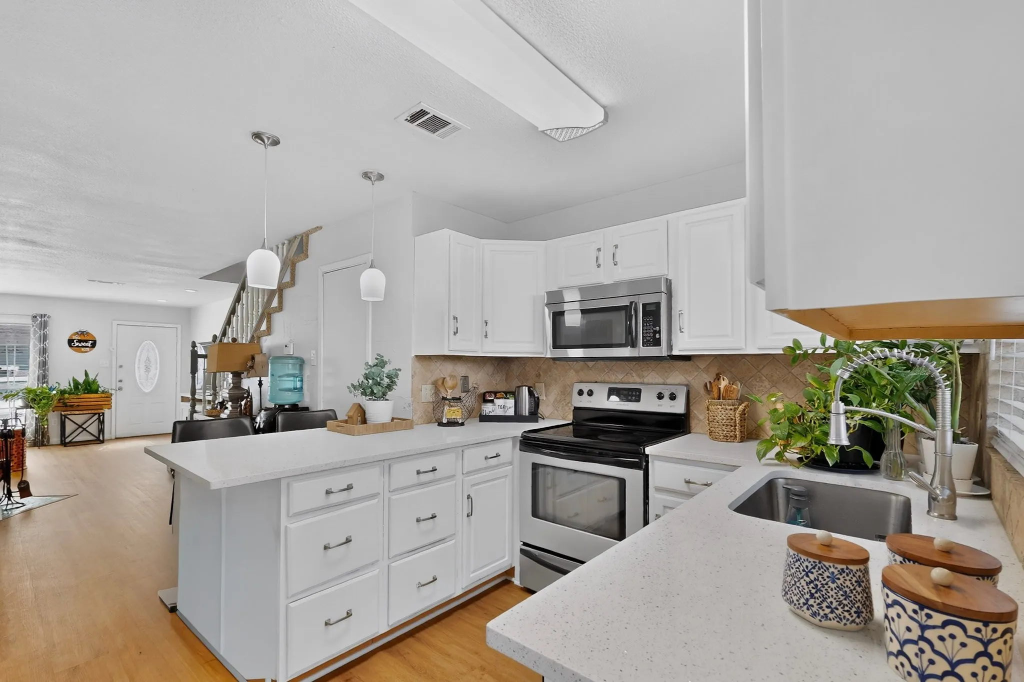 Condominium For Sale in Dallas County , 617 Carriagehouse Lane E3, Garland, Texas 75040, 2 Bedroom, 2 Bathroom, Garage spaces, 1,110 Sqft, built in 1984, mls#21400686, Real Estate Agent in Garland, Homes For Sale in Dallas county, Homes For Sale in Garland, Realtor in Garland Texas, Real Estate Brokerage Independent Realty Texas, Luminita Cordes Realtor