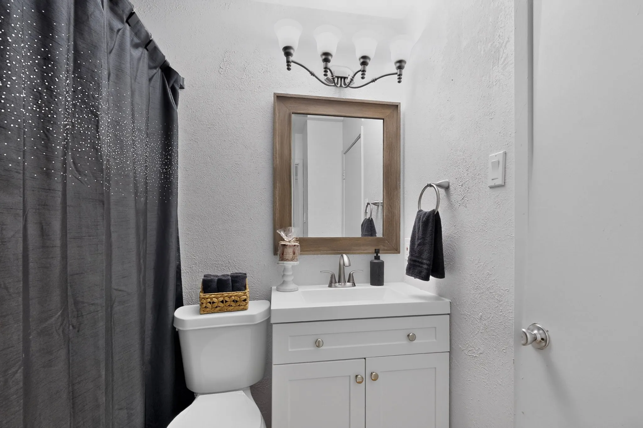Condominium For Sale in Dallas County , 617 Carriagehouse Lane E3, Garland, Texas 75040, 2 Bedroom, 2 Bathroom, Garage spaces, 1,110 Sqft, built in 1984, mls#21400686, Real Estate Agent in Garland, Homes For Sale in Dallas county, Homes For Sale in Garland, Realtor in Garland Texas, Real Estate Brokerage Independent Realty Texas, Luminita Cordes Realtor