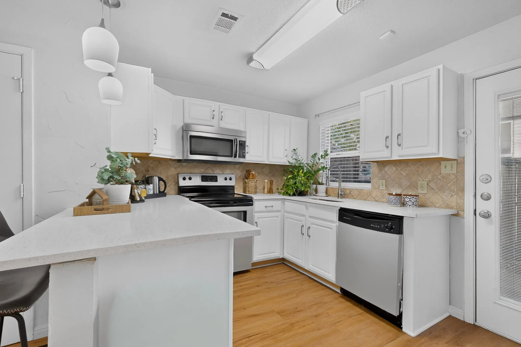 Condominium For Sale in Dallas County , 617 Carriagehouse Lane E3, Garland, Texas 75040, 2 Bedroom, 2 Bathroom, Garage spaces, 1,110 Sqft, built in 1984, mls#21400686, Real Estate Agent in Garland, Homes For Sale in Dallas county, Homes For Sale in Garland, Realtor in Garland Texas, Real Estate Brokerage Independent Realty Texas, Luminita Cordes Realtor