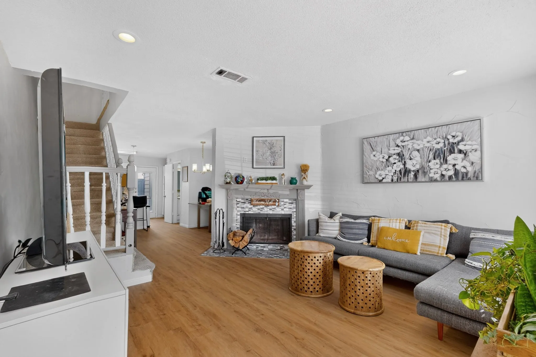 Condominium For Sale in Dallas County , 617 Carriagehouse Lane E3, Garland, Texas 75040, 2 Bedroom, 2 Bathroom, Garage spaces, 1,110 Sqft, built in 1984, mls#21400686, Real Estate Agent in Garland, Homes For Sale in Dallas county, Homes For Sale in Garland, Realtor in Garland Texas, Real Estate Brokerage Independent Realty Texas, Luminita Cordes Realtor