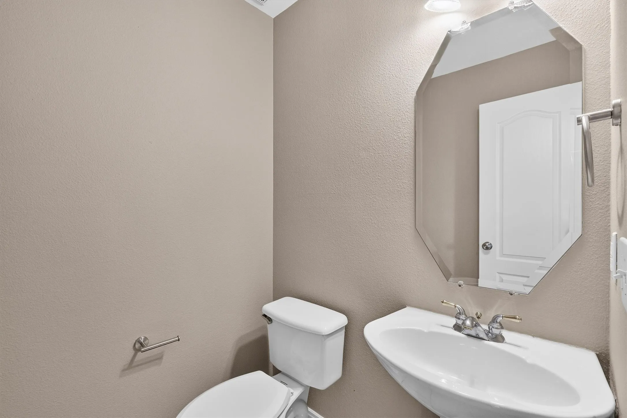 Single Family Residence For Sale in Collin County , 8005 Strecker Lane, Plano, Texas 75025, 5 Bedroom, 4 Bathroom, 2 Garage spaces, 3,081 Sqft, built in 1998, mls#21401006, Real Estate Agent in Plano, Homes For Sale in Collin county, Homes For Sale in Plano, Realtor in Plano Texas, Real Estate Brokerage Independent Realty Texas, Luminita Cordes Realtor