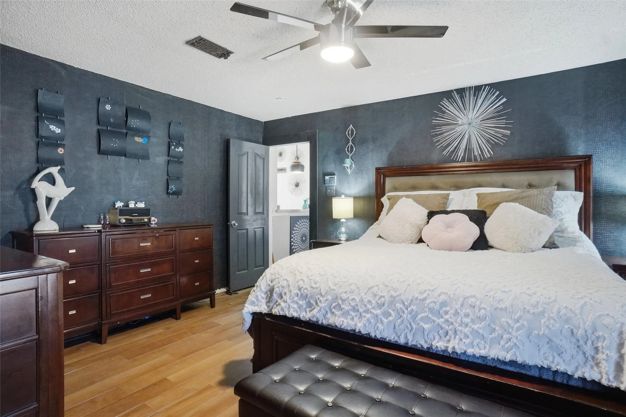 Single Family Residence For Sale in Denton County , 1400 Di Orio Drive, Lewisville, Texas 75067, 3 Bedroom, 2 Bathroom, 2 Garage spaces, 1,508 Sqft, built in 1998, mls#21400996, Real Estate Agent in Lewisville, Homes For Sale in Denton county, Homes For Sale in Lewisville, Realtor in Lewisville Texas, Real Estate Brokerage Independent Realty Texas, Luminita Cordes Realtor