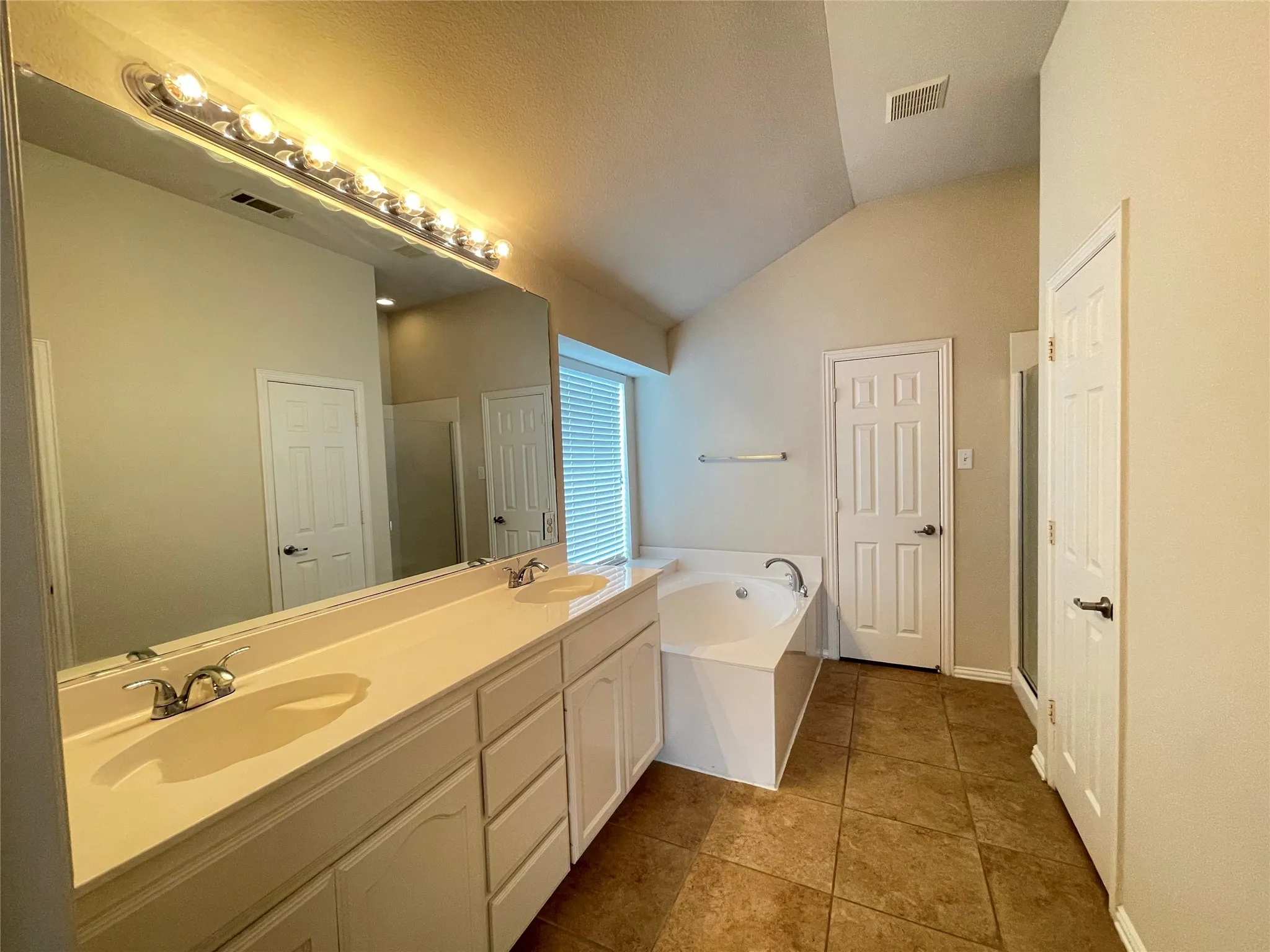 Single Family Residence For Rent in Tarrant County , 2865 Spotted Owl Drive, Fort Worth, Texas 76244, 3 Bedroom, 2 Bathroom, 2 Garage spaces, 2,156 Sqft, built in 2004, mls#21400972, Real Estate Agent in Fort Worth, Homes For Rent in Tarrant county, Homes For Rent in Fort Worth, Realtor in Fort Worth Texas, Real Estate Brokerage Independent Realty Texas, Luminita Cordes Realtor