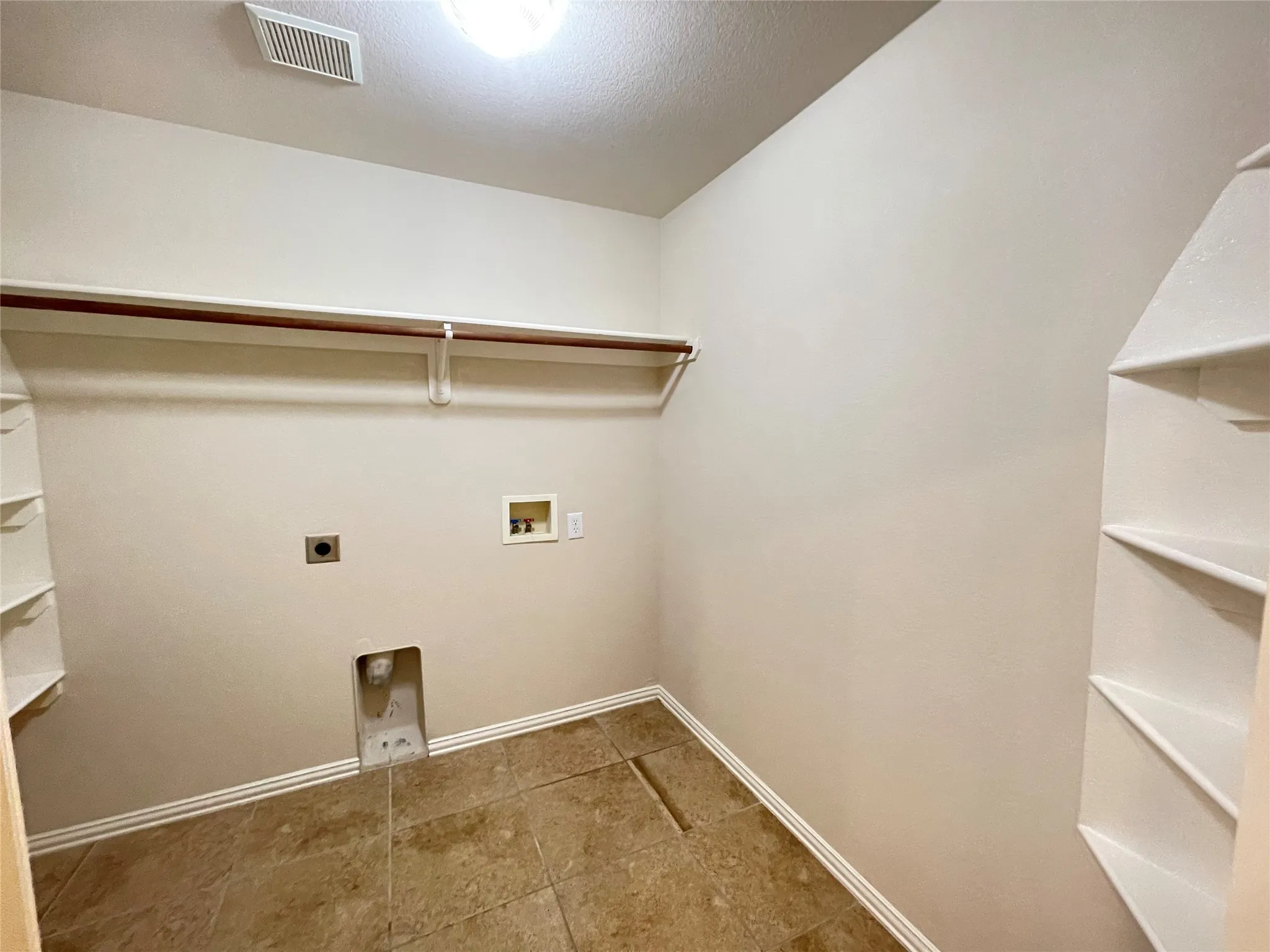 Single Family Residence For Rent in Tarrant County , 2865 Spotted Owl Drive, Fort Worth, Texas 76244, 3 Bedroom, 2 Bathroom, 2 Garage spaces, 2,156 Sqft, built in 2004, mls#21400972, Real Estate Agent in Fort Worth, Homes For Rent in Tarrant county, Homes For Rent in Fort Worth, Realtor in Fort Worth Texas, Real Estate Brokerage Independent Realty Texas, Luminita Cordes Realtor