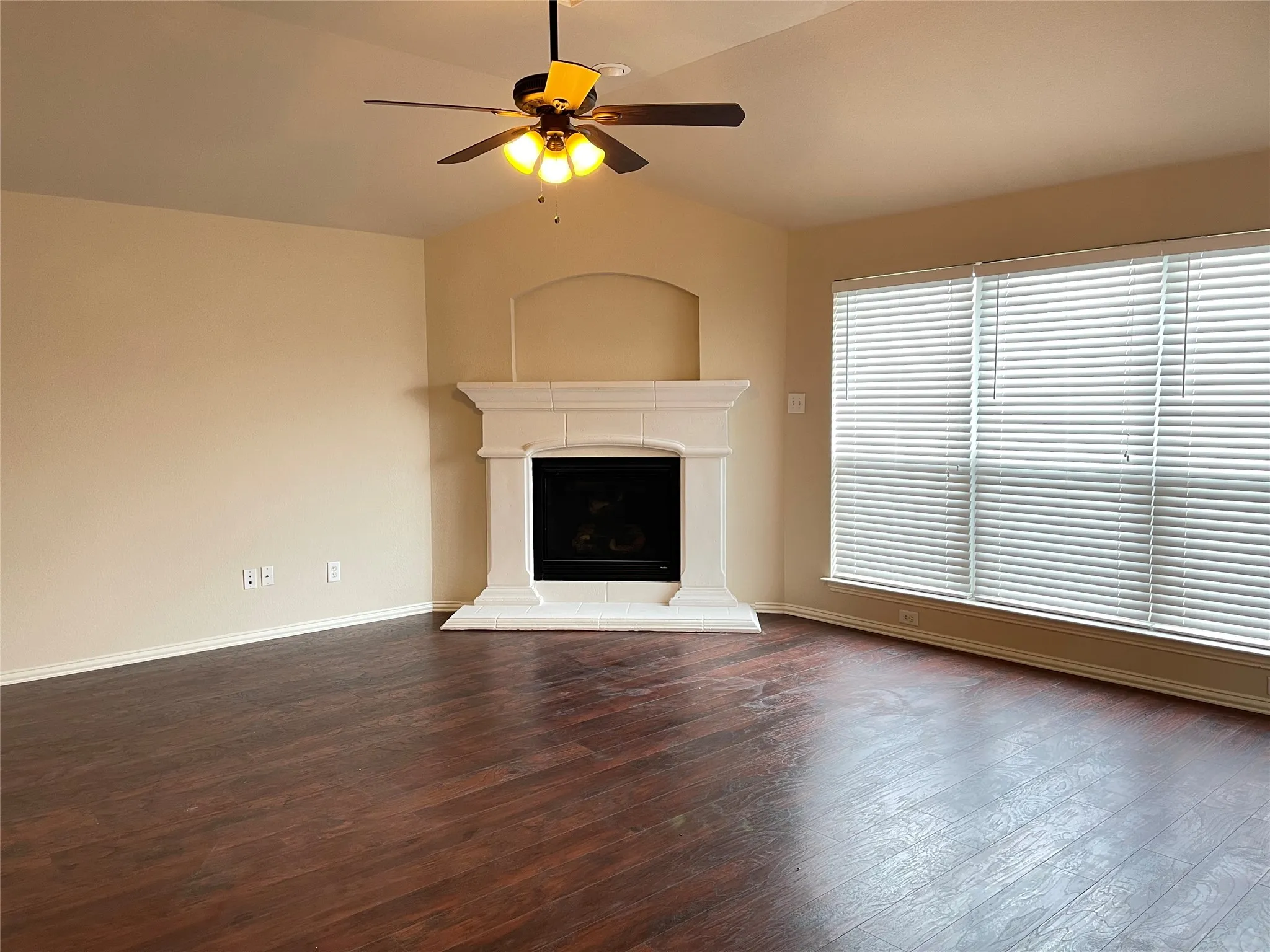 Single Family Residence For Rent in Tarrant County , 2865 Spotted Owl Drive, Fort Worth, Texas 76244, 3 Bedroom, 2 Bathroom, 2 Garage spaces, 2,156 Sqft, built in 2004, mls#21400972, Real Estate Agent in Fort Worth, Homes For Rent in Tarrant county, Homes For Rent in Fort Worth, Realtor in Fort Worth Texas, Real Estate Brokerage Independent Realty Texas, Luminita Cordes Realtor