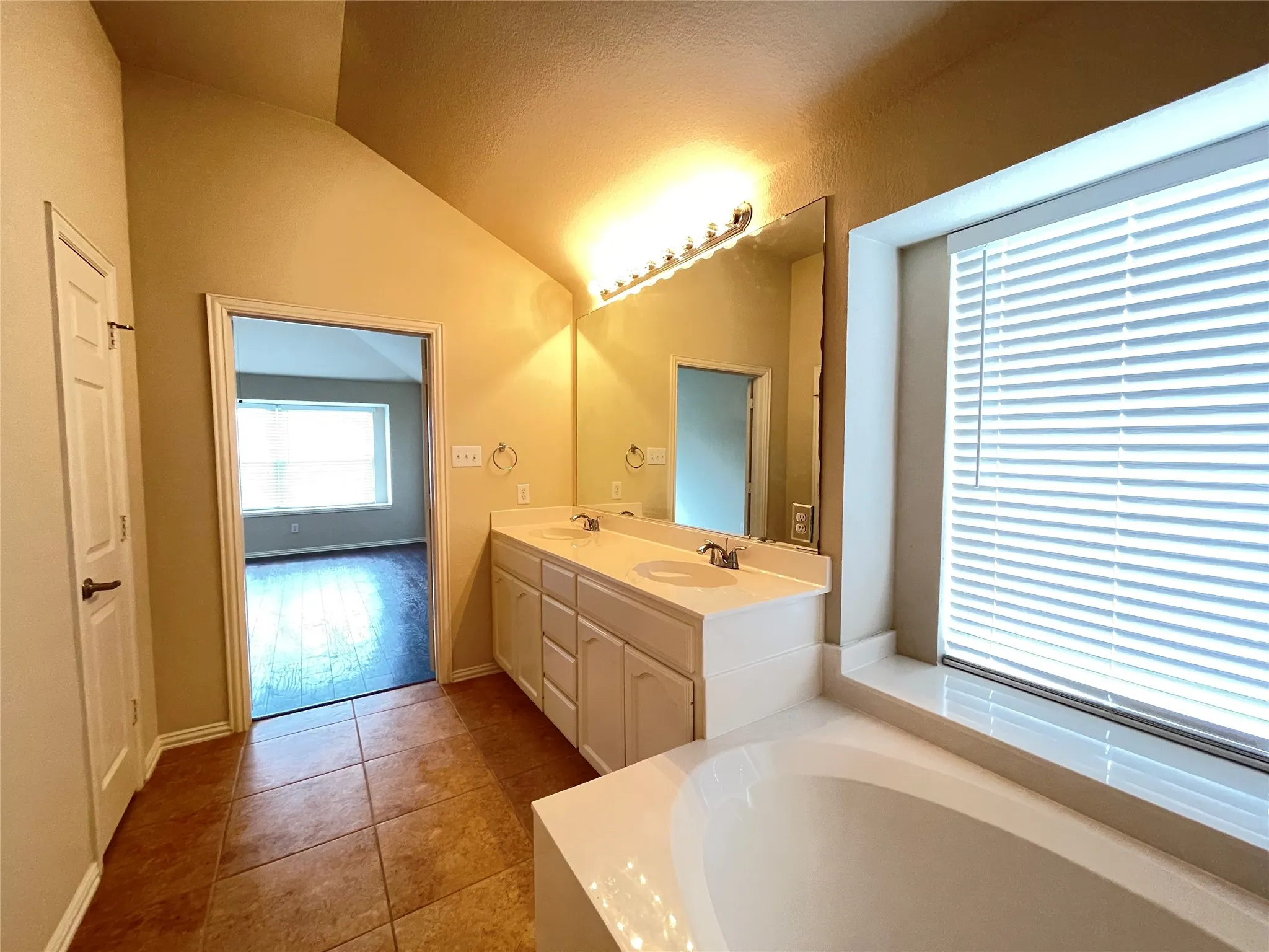 Single Family Residence For Rent in Tarrant County , 2865 Spotted Owl Drive, Fort Worth, Texas 76244, 3 Bedroom, 2 Bathroom, 2 Garage spaces, 2,156 Sqft, built in 2004, mls#21400972, Real Estate Agent in Fort Worth, Homes For Rent in Tarrant county, Homes For Rent in Fort Worth, Realtor in Fort Worth Texas, Real Estate Brokerage Independent Realty Texas, Luminita Cordes Realtor
