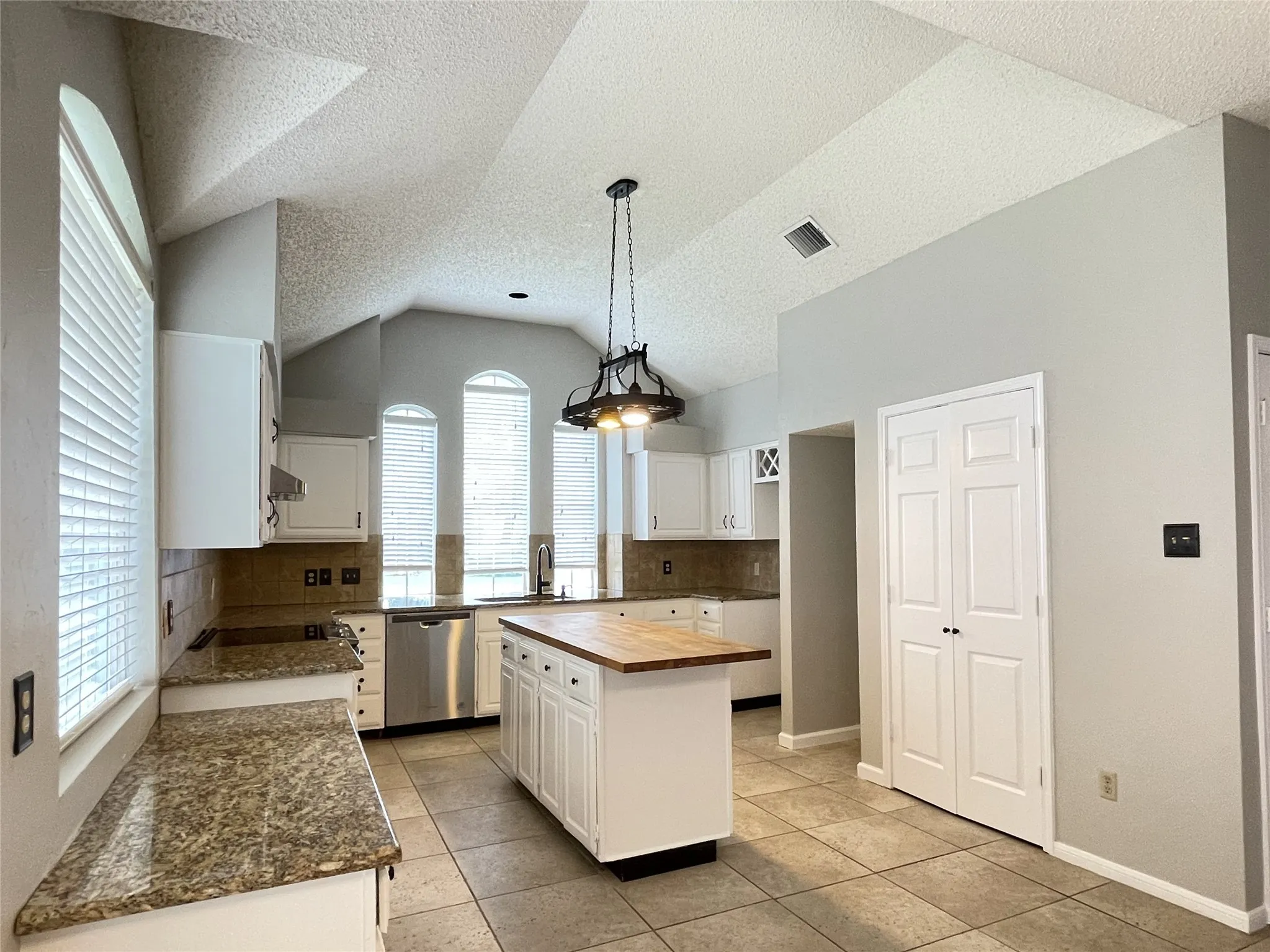 Single Family Residence For Rent in Collin County , 3616 Worthington Way, Plano, Texas 75023, 4 Bedroom, 2 Bathroom, 2 Garage spaces, 2,281 Sqft, built in 1986, mls#21399835, Real Estate Agent in Plano, Homes For Rent in Collin county, Homes For Rent in Plano, Realtor in Plano Texas, Real Estate Brokerage Independent Realty Texas, Luminita Cordes Realtor