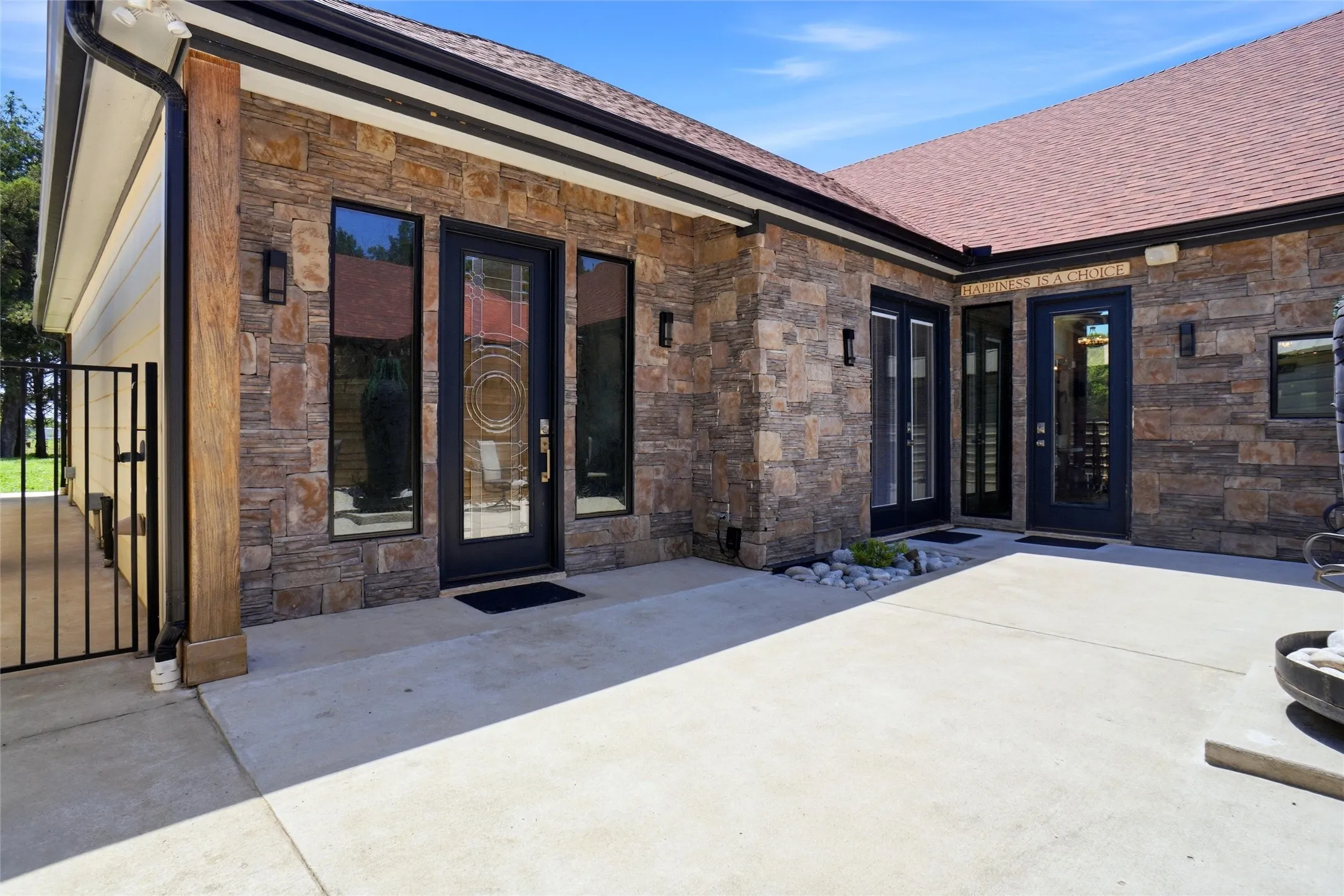 Guest Suite Private Entry - enclosed for pets