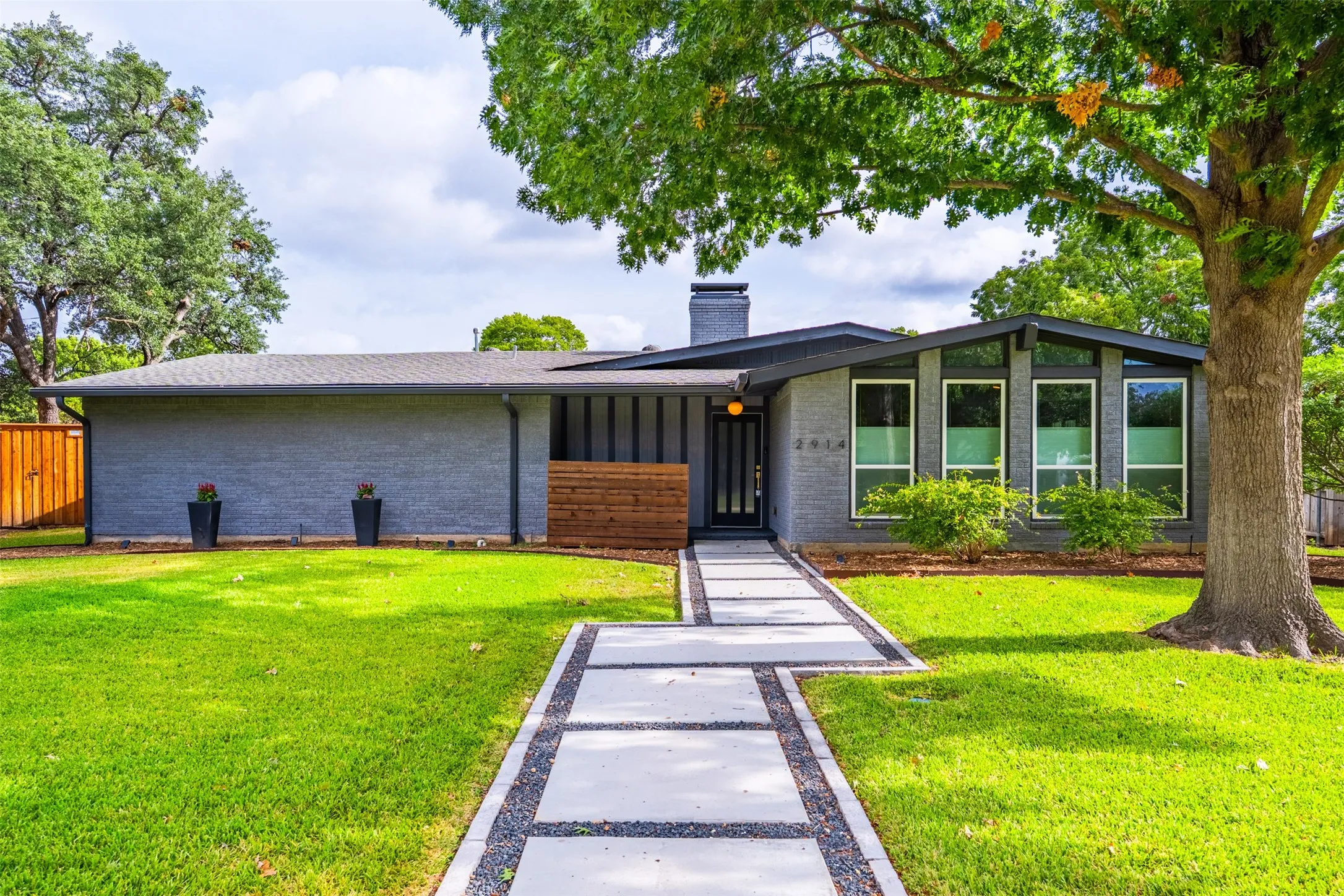 Single Family Residence For Sale in Collin County , 2914 Whitemarsh Circle, Richardson, Texas 75080, 3 Bedroom, 2 Bathroom, 2 Garage spaces, 2,346 Sqft, built in 1966, mls#21398030, Real Estate Agent in Richardson, Homes For Sale in Collin county, Homes For Sale in Richardson, Realtor in Richardson Texas, Real Estate Brokerage Independent Realty Texas, Luminita Cordes Realtor