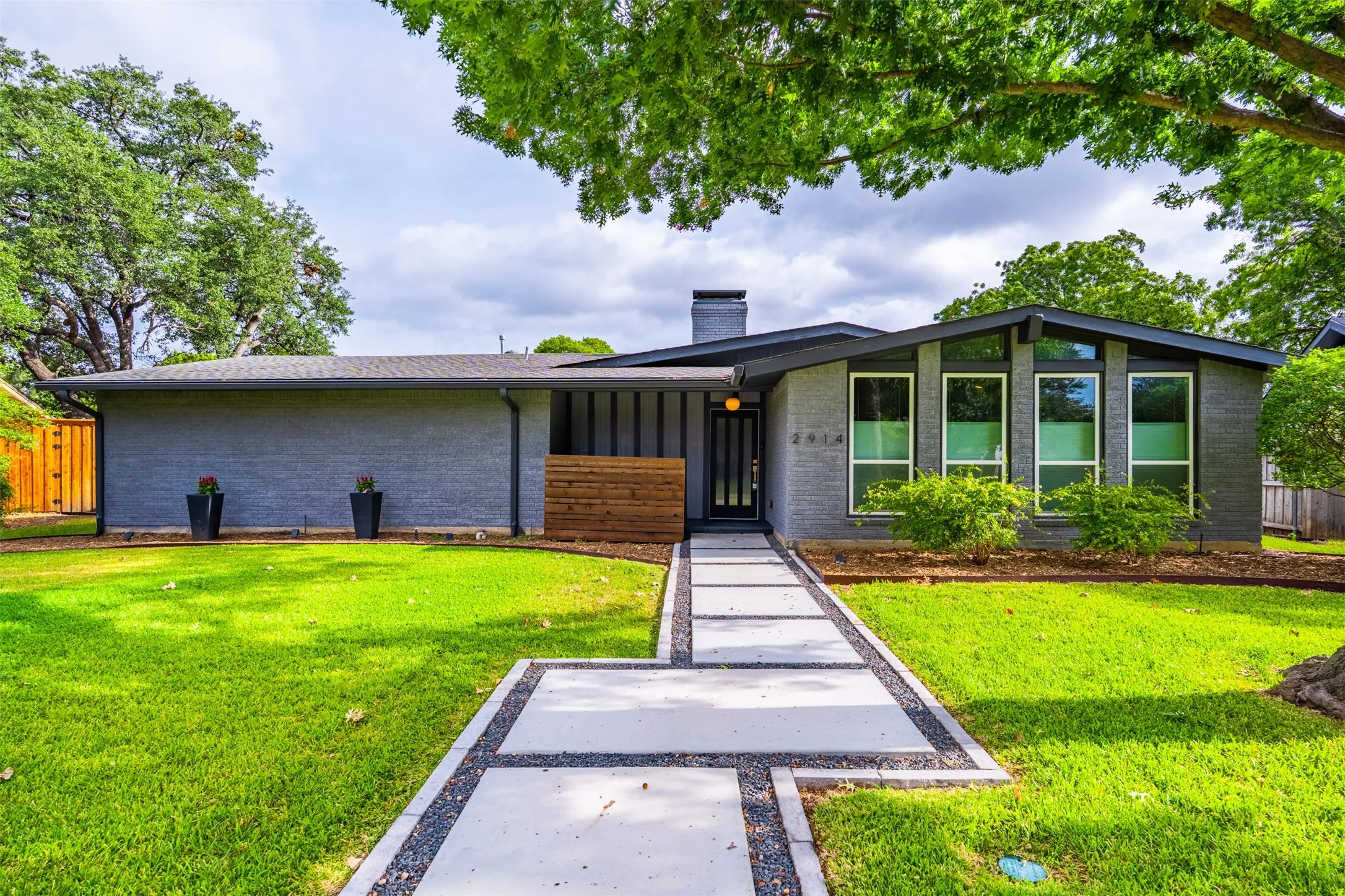 Single Family Residence For Sale in Collin County , 2914 Whitemarsh Circle, Richardson, Texas 75080, 3 Bedroom, 2 Bathroom, 2 Garage spaces, 2,346 Sqft, built in 1966, mls#21398030, Real Estate Agent in Richardson, Homes For Sale in Collin county, Homes For Sale in Richardson, Realtor in Richardson Texas, Real Estate Brokerage Independent Realty Texas, Luminita Cordes Realtor