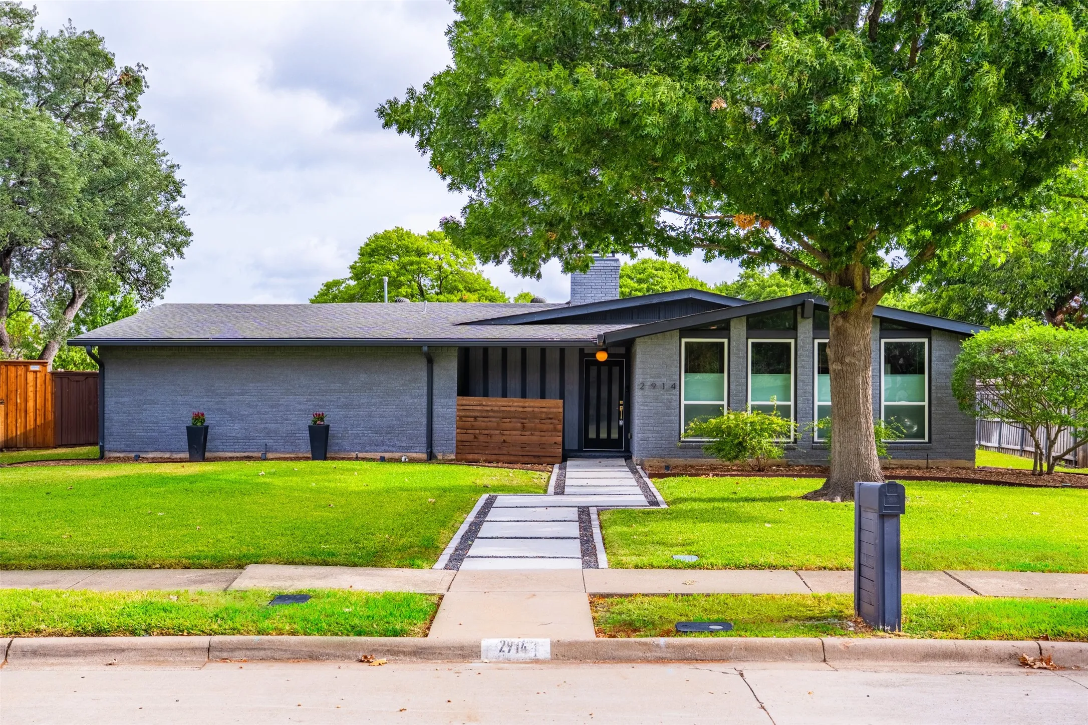 Single Family Residence For Sale in Collin County , 2914 Whitemarsh Circle, Richardson, Texas 75080, 3 Bedroom, 2 Bathroom, 2 Garage spaces, 2,346 Sqft, built in 1966, mls#21398030, Real Estate Agent in Richardson, Homes For Sale in Collin county, Homes For Sale in Richardson, Realtor in Richardson Texas, Real Estate Brokerage Independent Realty Texas, Luminita Cordes Realtor