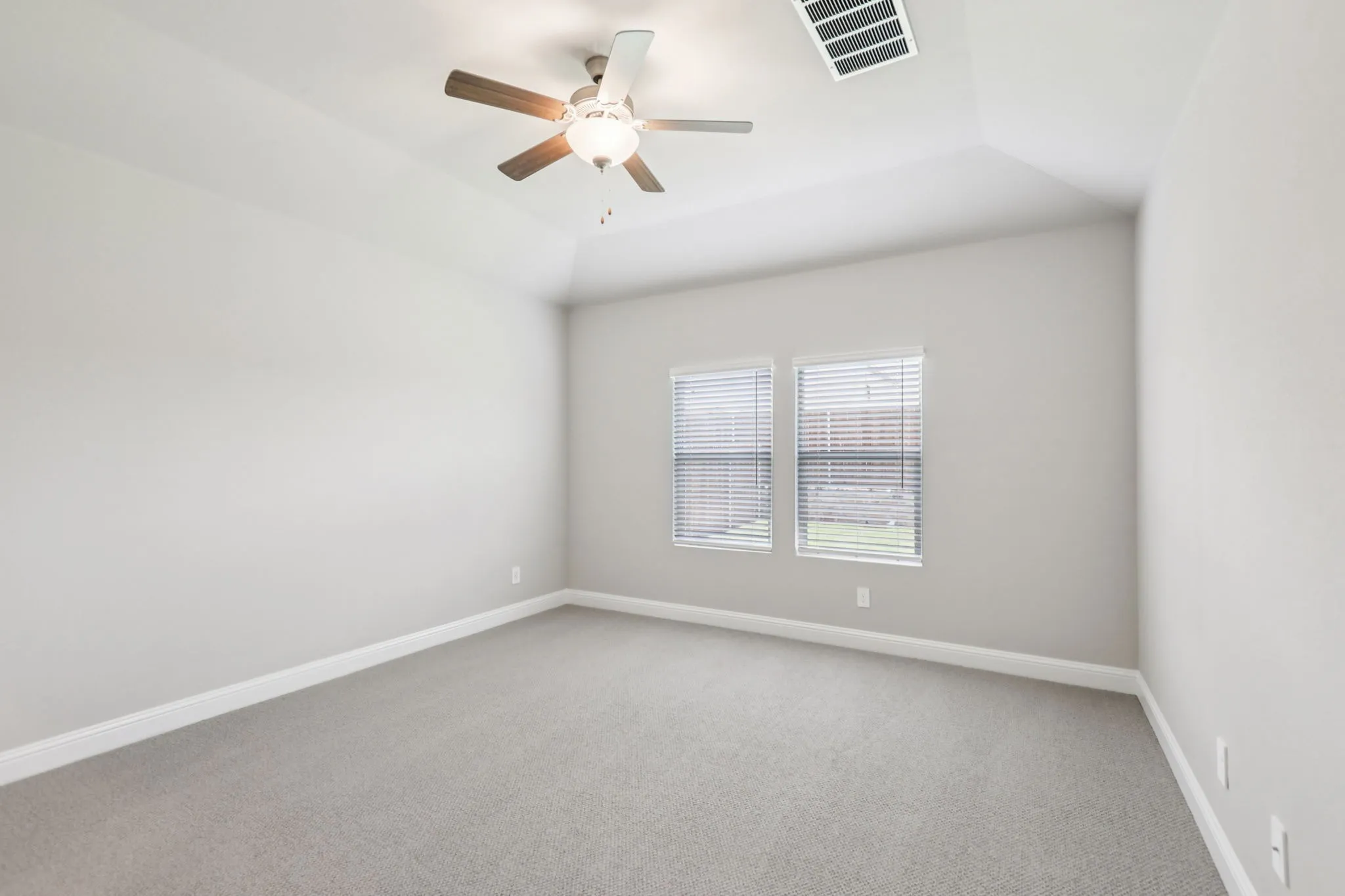  Photo is not of the actual home, but is an inspirational photo of builder’s model home and may depict options, furnishings, and/or decorator features that are not included.
