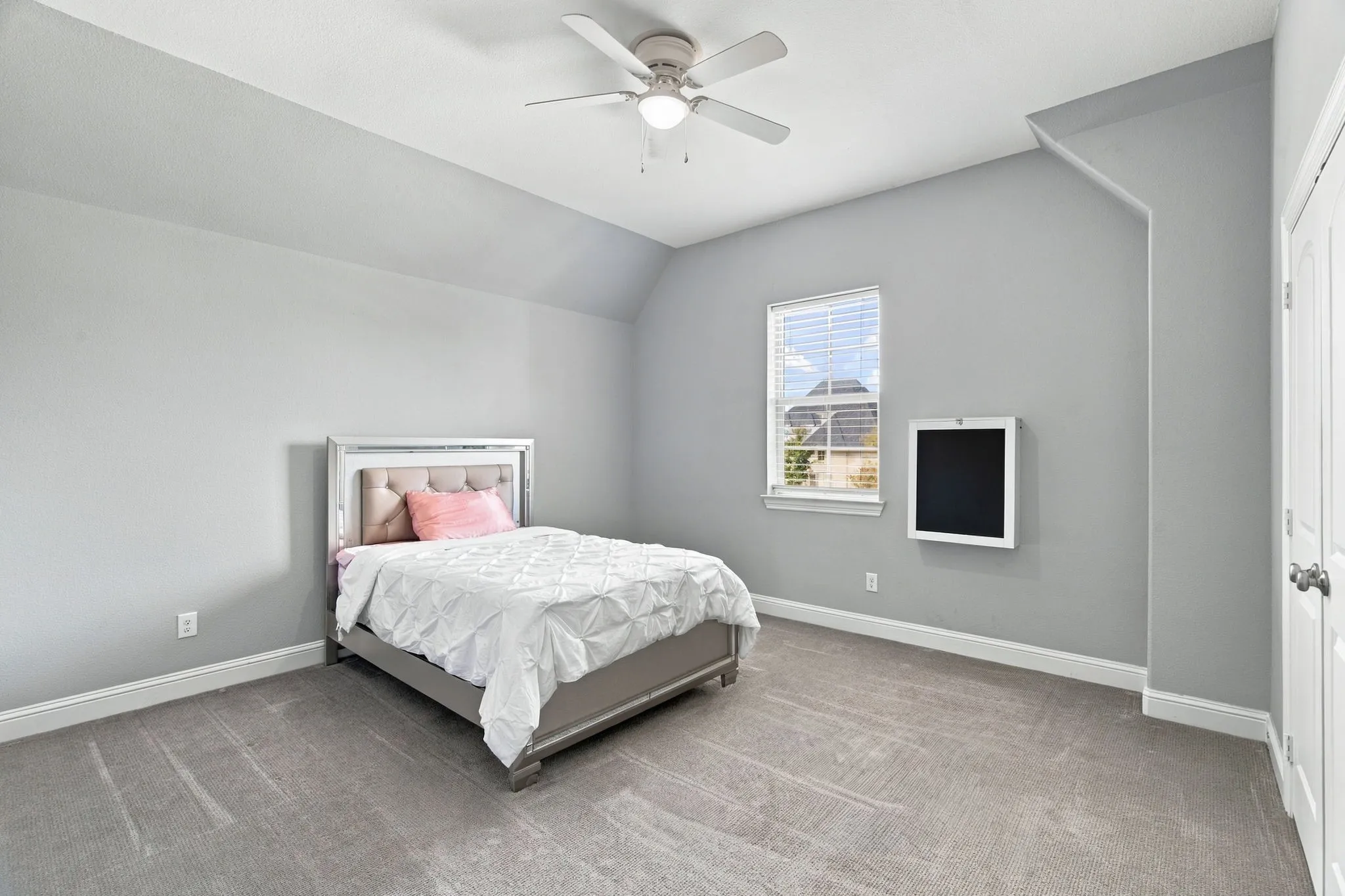 Single Family Residence For Sale in Denton County , 3604 Bankside, The Colony, Texas 75056, 5 Bedroom, 4 Bathroom, 3 Garage spaces, 4,446 Sqft, built in 2016, mls#21400789, Real Estate Agent in The Colony, Homes For Sale in Denton county, Homes For Sale in The Colony, Realtor in The Colony Texas, Real Estate Brokerage Independent Realty Texas, Luminita Cordes Realtor