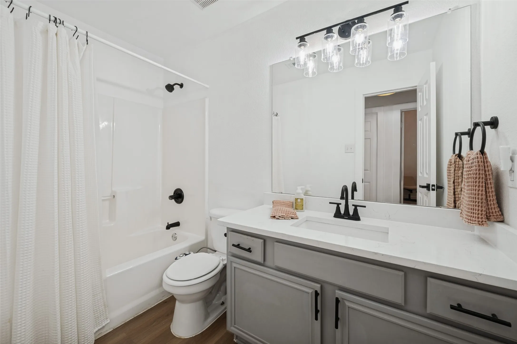 Single Family Residence For Sale in Denton County , 1063 Port Sullivan Drive, Little Elm, Texas 75068, 3 Bedroom, 2 Bathroom, 3 Garage spaces, 1,364 Sqft, built in 2002, mls#21398488, Real Estate Agent in Little Elm, Homes For Sale in Denton county, Homes For Sale in Little Elm, Realtor in Little Elm Texas, Real Estate Brokerage Independent Realty Texas, Luminita Cordes Realtor