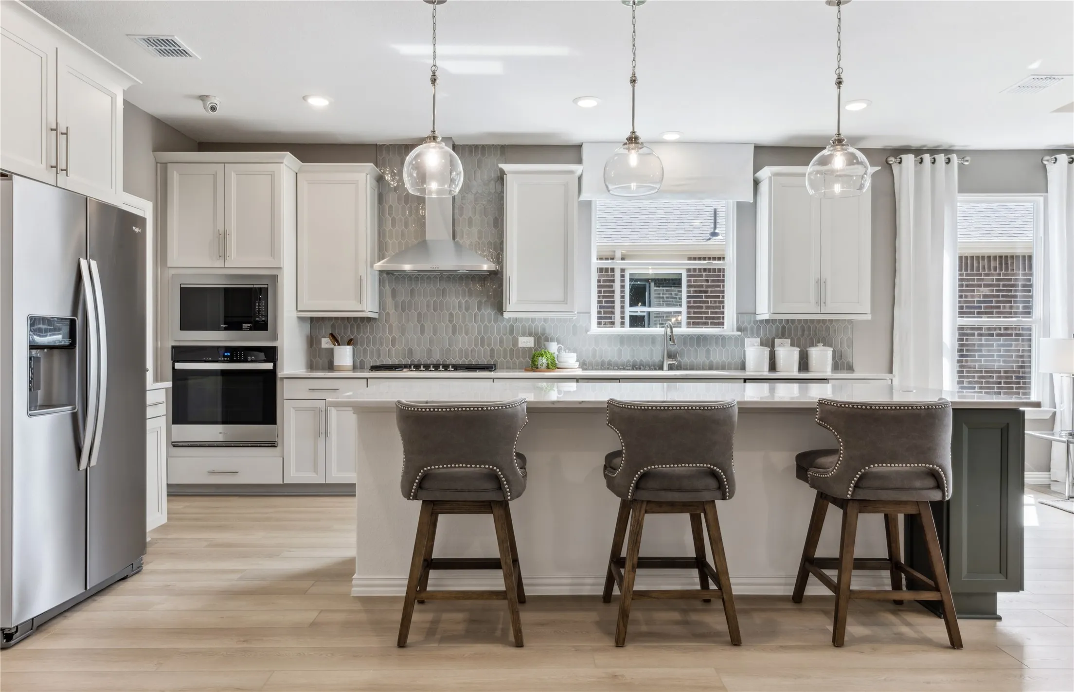 *Model Representation - Spacious kitchen with eat-in bartop island