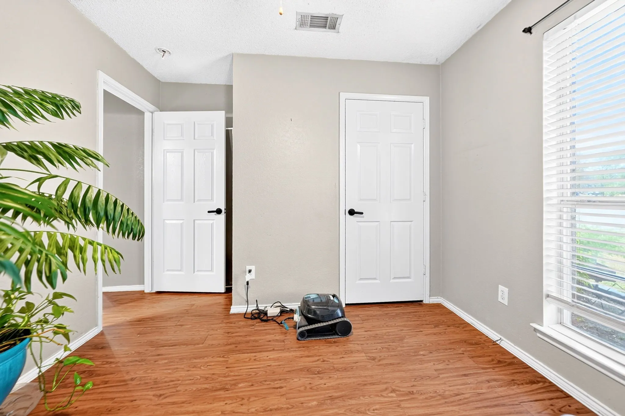 Single Family Residence For Sale in Rockwall County , 408 Er Ellis, Fate, Texas 75087, 3 Bedroom, 2 Bathroom, 2 Garage spaces, 1,278 Sqft, built in 1998, mls#21400831, Real Estate Agent in Fate, Homes For Sale in Rockwall county, Homes For Sale in Fate, Realtor in Fate Texas, Real Estate Brokerage Independent Realty Texas, Luminita Cordes Realtor