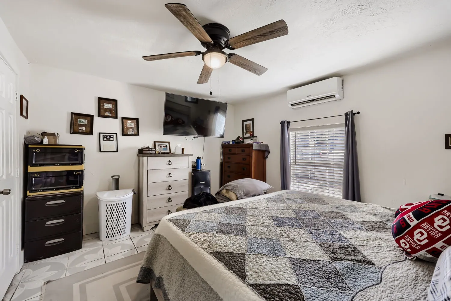 Single Family Residence For Sale in Johnson County , 400 S 3rd Street, Grandview, Texas 76050, 5 Bedroom, 3 Bathroom, 2 Garage spaces, 2,338 Sqft, built in 1940, mls#21399012, Real Estate Agent in Grandview, Homes For Sale in Johnson county, Homes For Sale in Grandview, Realtor in Grandview Texas, Real Estate Brokerage Independent Realty Texas, Luminita Cordes Realtor