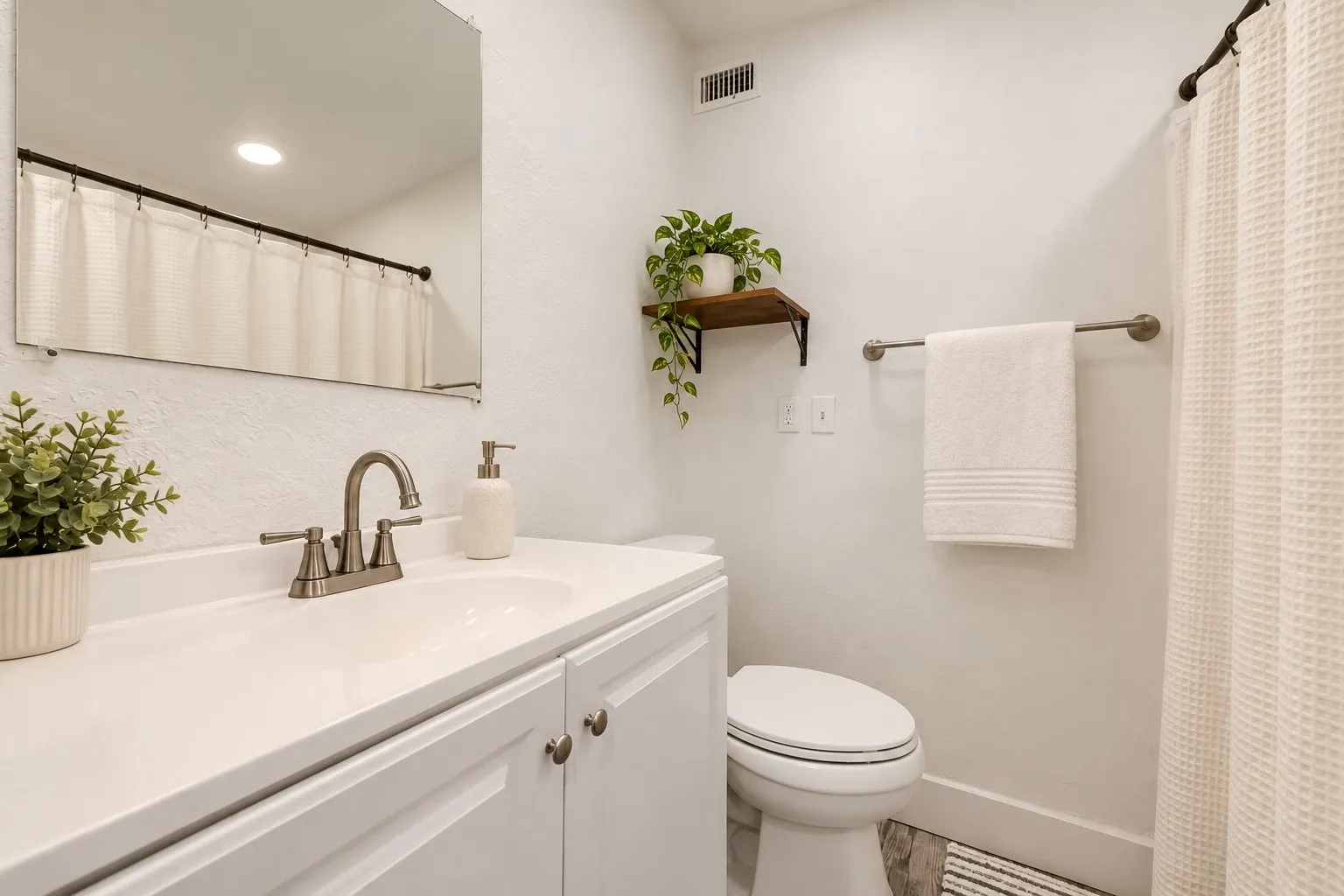 Single Family Residence For Sale in Johnson County , 400 S 3rd Street, Grandview, Texas 76050, 5 Bedroom, 3 Bathroom, 2 Garage spaces, 2,338 Sqft, built in 1940, mls#21399012, Real Estate Agent in Grandview, Homes For Sale in Johnson county, Homes For Sale in Grandview, Realtor in Grandview Texas, Real Estate Brokerage Independent Realty Texas, Luminita Cordes Realtor
