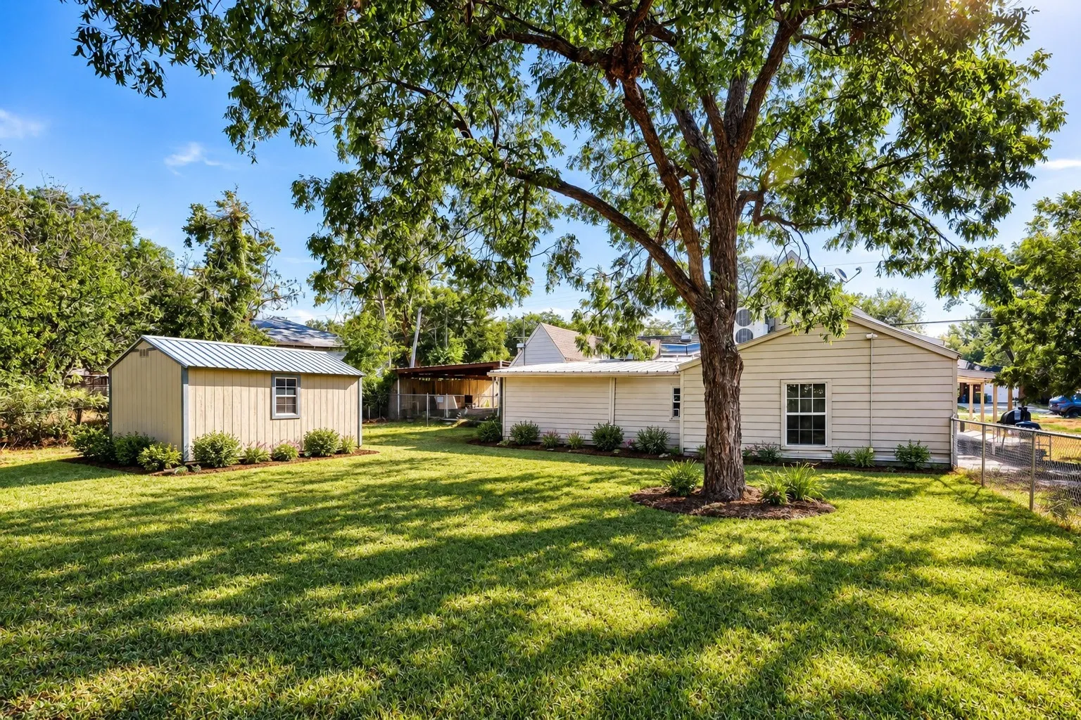 Single Family Residence For Sale in Johnson County , 400 S 3rd Street, Grandview, Texas 76050, 5 Bedroom, 3 Bathroom, 2 Garage spaces, 2,338 Sqft, built in 1940, mls#21399012, Real Estate Agent in Grandview, Homes For Sale in Johnson county, Homes For Sale in Grandview, Realtor in Grandview Texas, Real Estate Brokerage Independent Realty Texas, Luminita Cordes Realtor