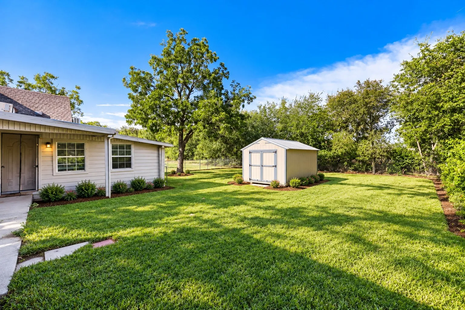 Single Family Residence For Sale in Johnson County , 400 S 3rd Street, Grandview, Texas 76050, 5 Bedroom, 3 Bathroom, 2 Garage spaces, 2,338 Sqft, built in 1940, mls#21399012, Real Estate Agent in Grandview, Homes For Sale in Johnson county, Homes For Sale in Grandview, Realtor in Grandview Texas, Real Estate Brokerage Independent Realty Texas, Luminita Cordes Realtor