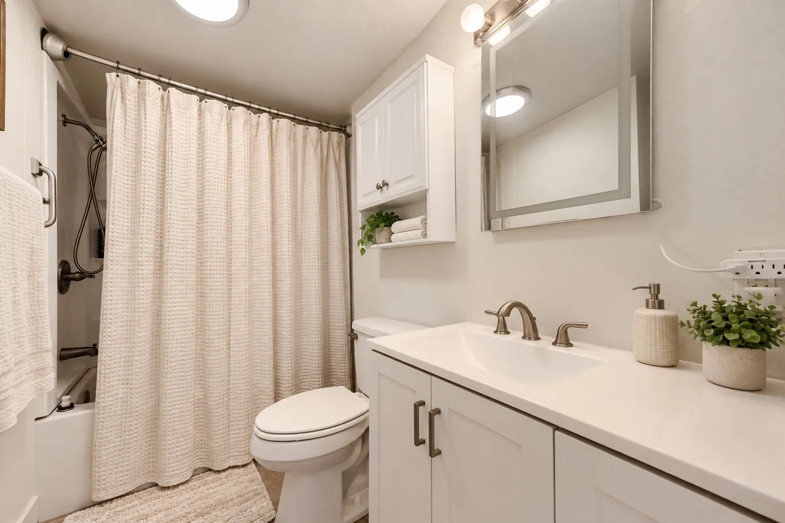 Single Family Residence For Sale in Johnson County , 400 S 3rd Street, Grandview, Texas 76050, 5 Bedroom, 3 Bathroom, 2 Garage spaces, 2,338 Sqft, built in 1940, mls#21399012, Real Estate Agent in Grandview, Homes For Sale in Johnson county, Homes For Sale in Grandview, Realtor in Grandview Texas, Real Estate Brokerage Independent Realty Texas, Luminita Cordes Realtor