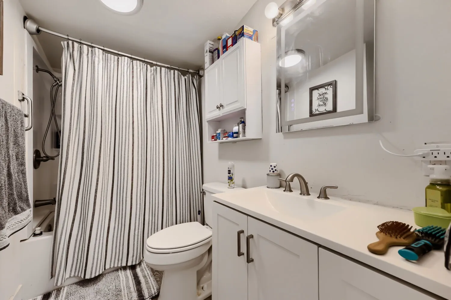 Single Family Residence For Sale in Johnson County , 400 S 3rd Street, Grandview, Texas 76050, 5 Bedroom, 3 Bathroom, 2 Garage spaces, 2,338 Sqft, built in 1940, mls#21399012, Real Estate Agent in Grandview, Homes For Sale in Johnson county, Homes For Sale in Grandview, Realtor in Grandview Texas, Real Estate Brokerage Independent Realty Texas, Luminita Cordes Realtor