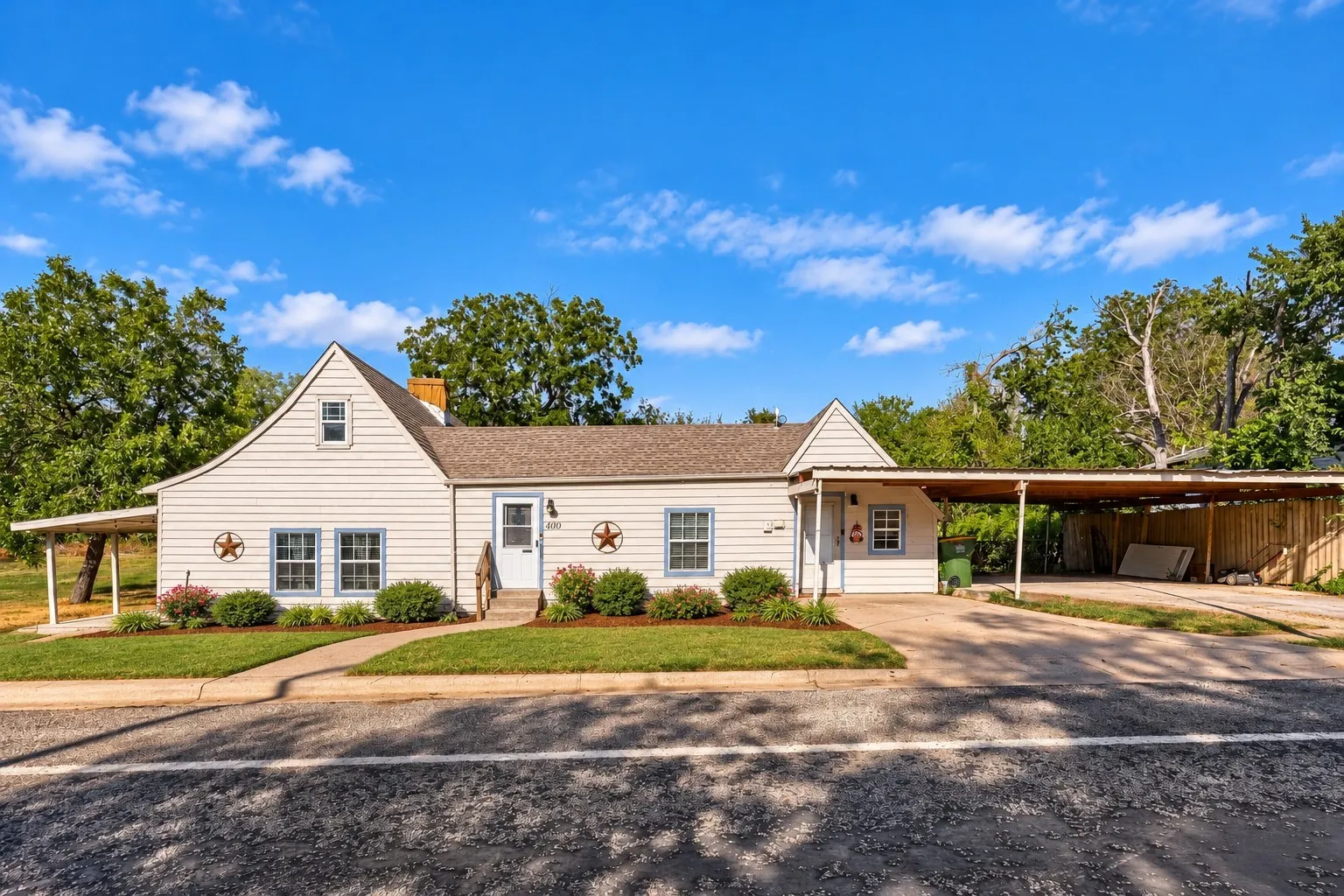 Single Family Residence For Sale in Johnson County , 400 S 3rd Street, Grandview, Texas 76050, 5 Bedroom, 3 Bathroom, 2 Garage spaces, 2,338 Sqft, built in 1940, mls#21399012, Real Estate Agent in Grandview, Homes For Sale in Johnson county, Homes For Sale in Grandview, Realtor in Grandview Texas, Real Estate Brokerage Independent Realty Texas, Luminita Cordes Realtor