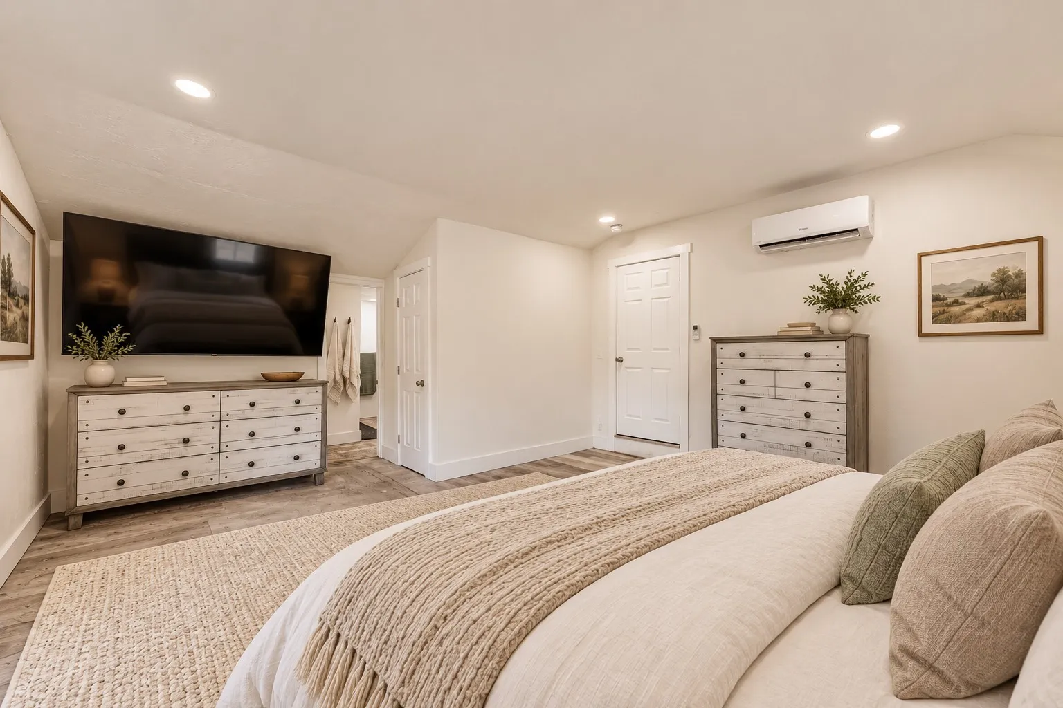 Single Family Residence For Sale in Johnson County , 400 S 3rd Street, Grandview, Texas 76050, 5 Bedroom, 3 Bathroom, 2 Garage spaces, 2,338 Sqft, built in 1940, mls#21399012, Real Estate Agent in Grandview, Homes For Sale in Johnson county, Homes For Sale in Grandview, Realtor in Grandview Texas, Real Estate Brokerage Independent Realty Texas, Luminita Cordes Realtor