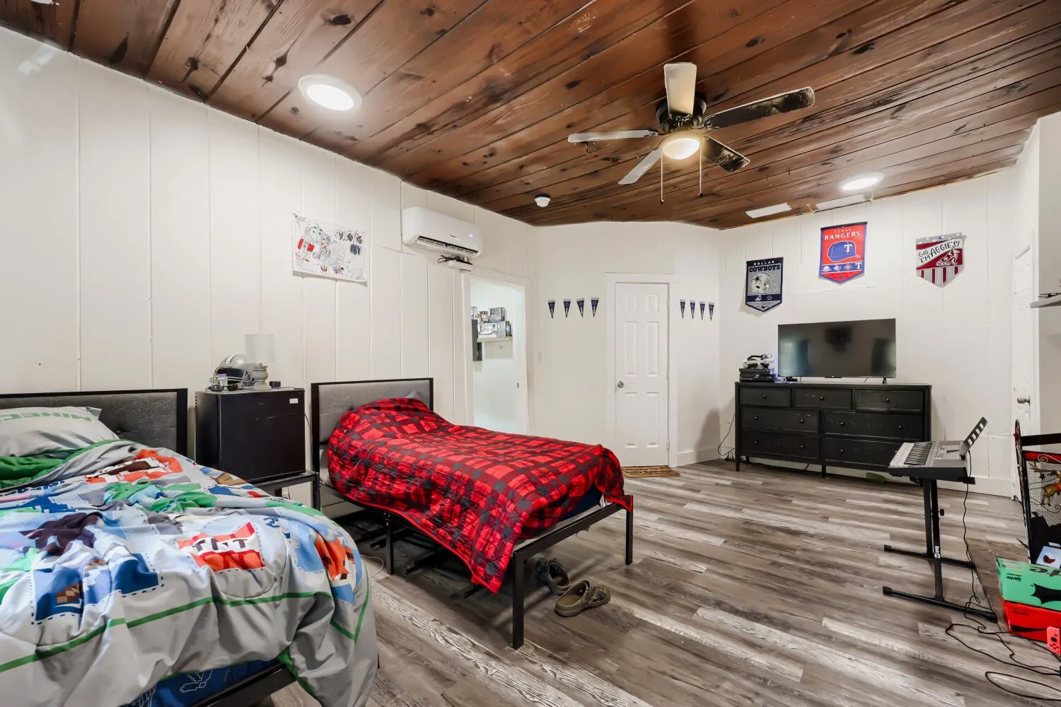 Single Family Residence For Sale in Johnson County , 400 S 3rd Street, Grandview, Texas 76050, 5 Bedroom, 3 Bathroom, 2 Garage spaces, 2,338 Sqft, built in 1940, mls#21399012, Real Estate Agent in Grandview, Homes For Sale in Johnson county, Homes For Sale in Grandview, Realtor in Grandview Texas, Real Estate Brokerage Independent Realty Texas, Luminita Cordes Realtor