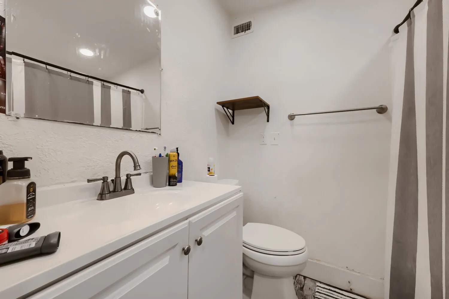 Single Family Residence For Sale in Johnson County , 400 S 3rd Street, Grandview, Texas 76050, 5 Bedroom, 3 Bathroom, 2 Garage spaces, 2,338 Sqft, built in 1940, mls#21399012, Real Estate Agent in Grandview, Homes For Sale in Johnson county, Homes For Sale in Grandview, Realtor in Grandview Texas, Real Estate Brokerage Independent Realty Texas, Luminita Cordes Realtor