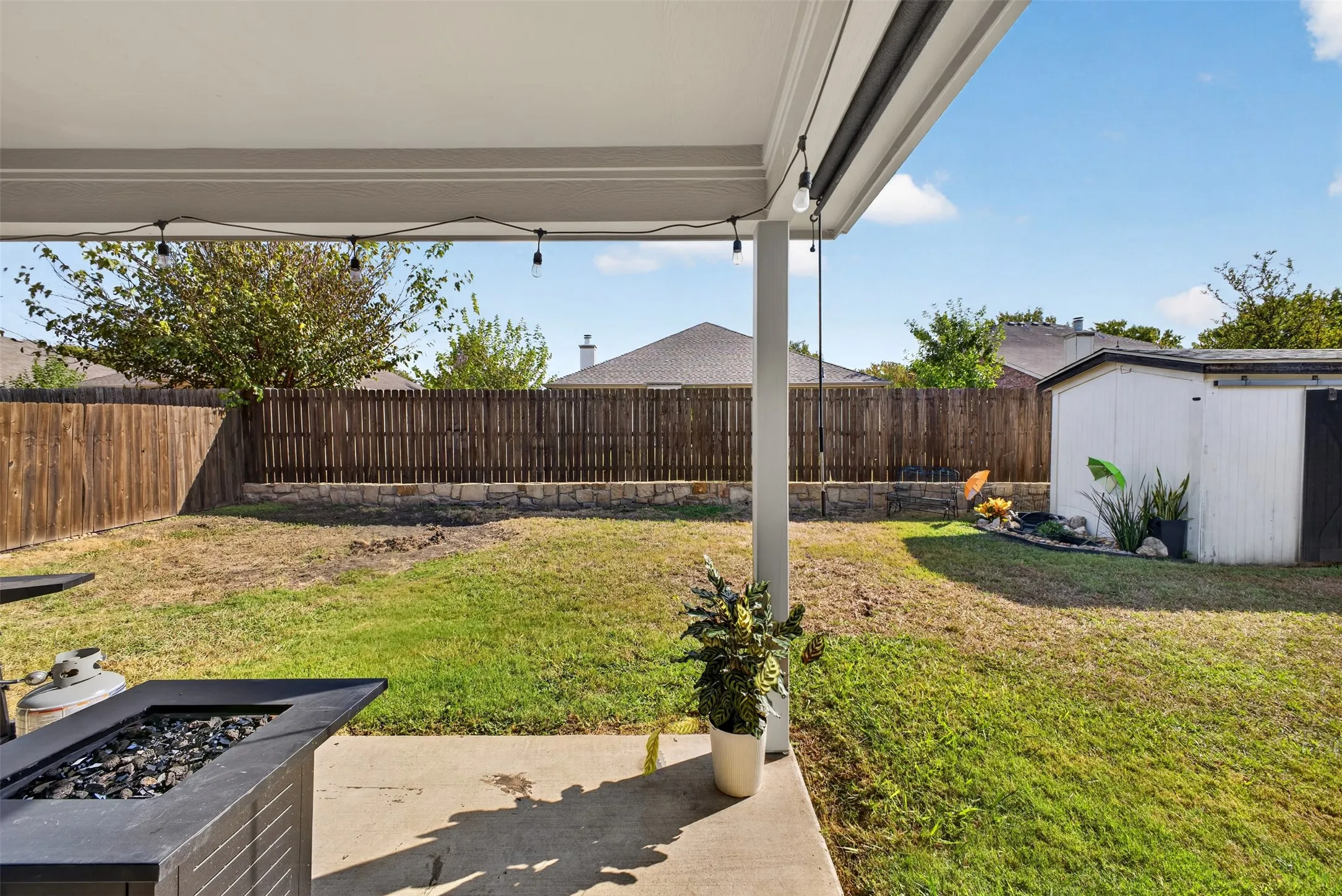 Single Family Residence For Sale in Ellis County , 122 Coyote Run, Waxahachie, Texas 75165, 3 Bedroom, 2 Bathroom, 2 Garage spaces, 1,348 Sqft, built in 2005, mls#21400715, Real Estate Agent in Waxahachie, Homes For Sale in Ellis county, Homes For Sale in Waxahachie, Realtor in Waxahachie Texas, Real Estate Brokerage Independent Realty Texas, Luminita Cordes Realtor