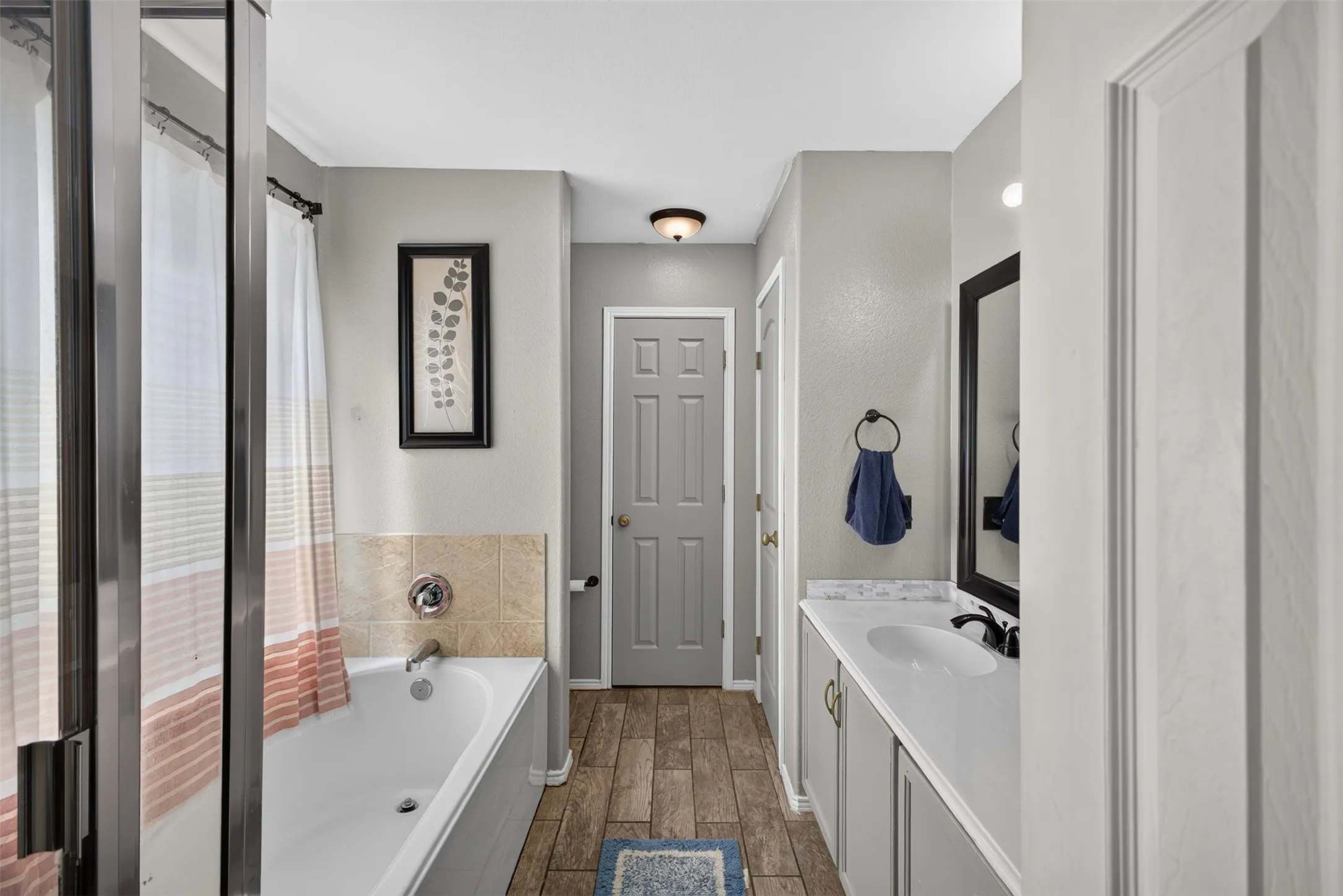 Single Family Residence For Sale in Ellis County , 122 Coyote Run, Waxahachie, Texas 75165, 3 Bedroom, 2 Bathroom, 2 Garage spaces, 1,348 Sqft, built in 2005, mls#21400715, Real Estate Agent in Waxahachie, Homes For Sale in Ellis county, Homes For Sale in Waxahachie, Realtor in Waxahachie Texas, Real Estate Brokerage Independent Realty Texas, Luminita Cordes Realtor