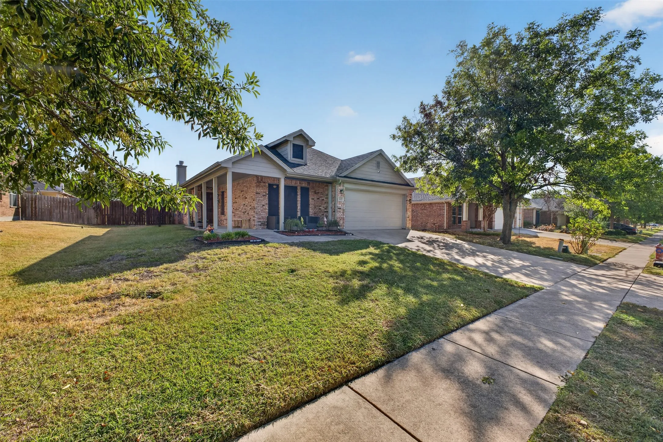 Single Family Residence For Sale in Ellis County , 122 Coyote Run, Waxahachie, Texas 75165, 3 Bedroom, 2 Bathroom, 2 Garage spaces, 1,348 Sqft, built in 2005, mls#21400715, Real Estate Agent in Waxahachie, Homes For Sale in Ellis county, Homes For Sale in Waxahachie, Realtor in Waxahachie Texas, Real Estate Brokerage Independent Realty Texas, Luminita Cordes Realtor