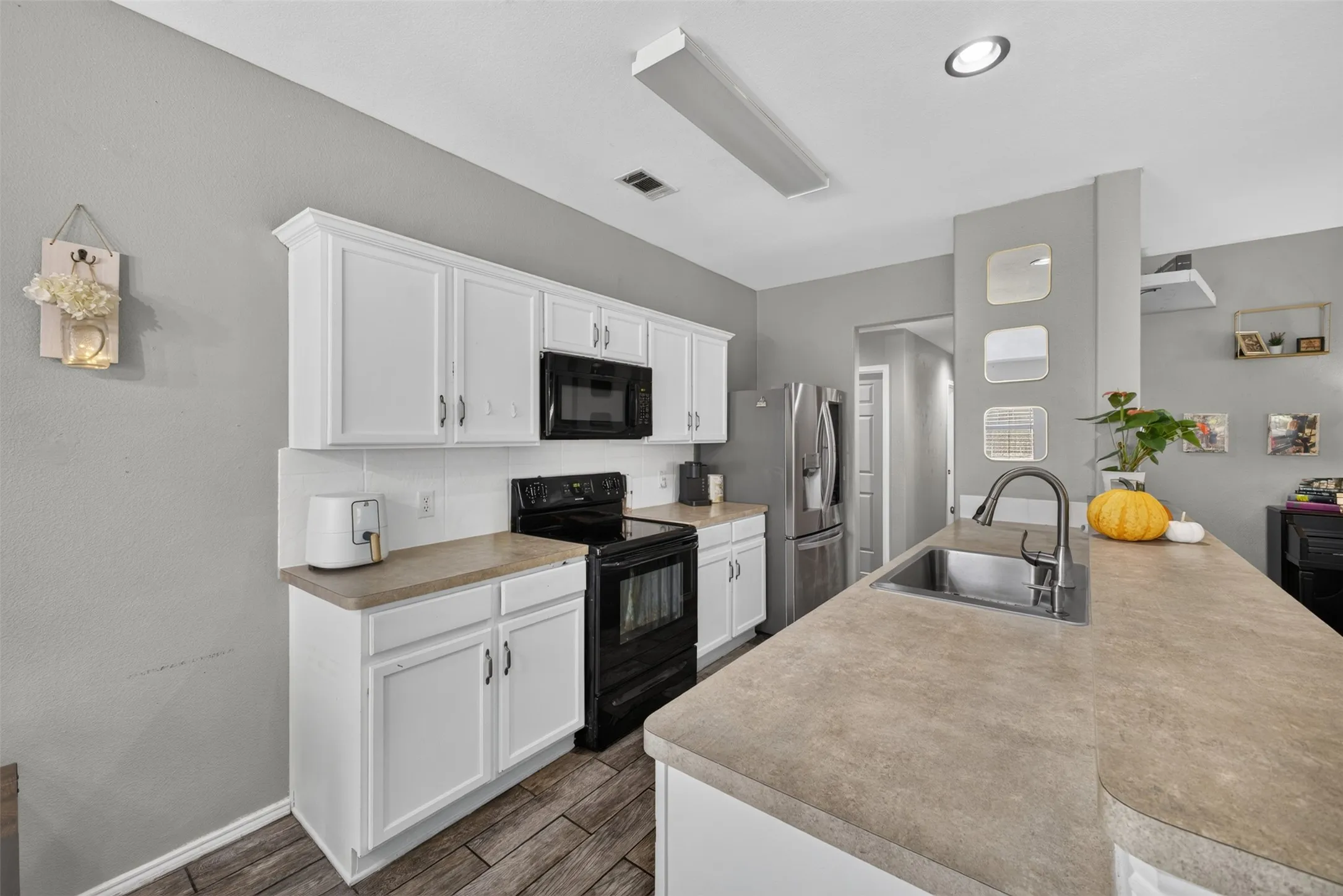 Single Family Residence For Sale in Ellis County , 122 Coyote Run, Waxahachie, Texas 75165, 3 Bedroom, 2 Bathroom, 2 Garage spaces, 1,348 Sqft, built in 2005, mls#21400715, Real Estate Agent in Waxahachie, Homes For Sale in Ellis county, Homes For Sale in Waxahachie, Realtor in Waxahachie Texas, Real Estate Brokerage Independent Realty Texas, Luminita Cordes Realtor