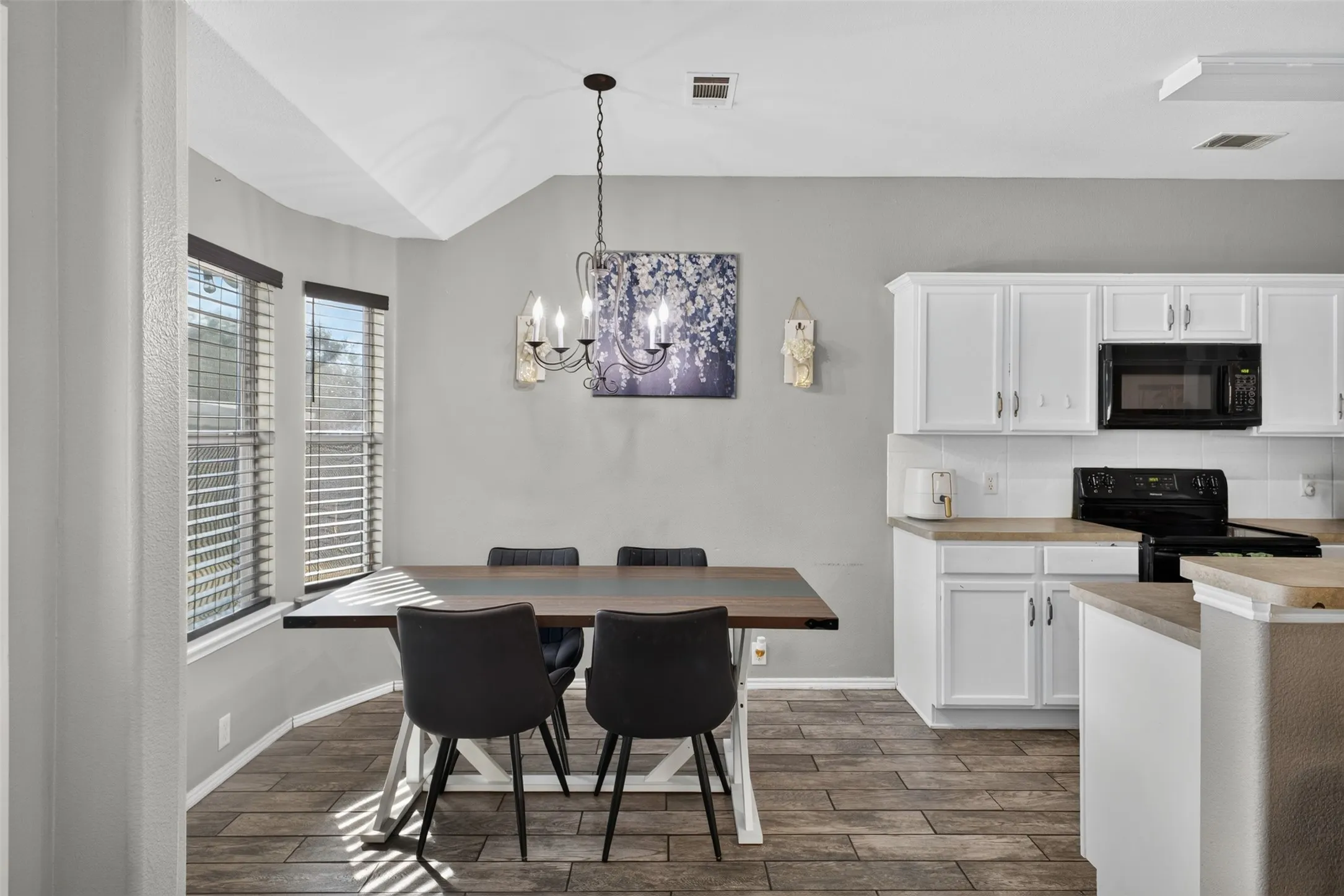 Single Family Residence For Sale in Ellis County , 122 Coyote Run, Waxahachie, Texas 75165, 3 Bedroom, 2 Bathroom, 2 Garage spaces, 1,348 Sqft, built in 2005, mls#21400715, Real Estate Agent in Waxahachie, Homes For Sale in Ellis county, Homes For Sale in Waxahachie, Realtor in Waxahachie Texas, Real Estate Brokerage Independent Realty Texas, Luminita Cordes Realtor
