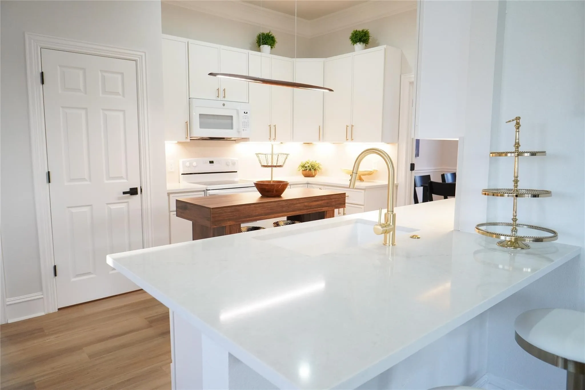 Island kitchen,updated fixtures & hardware