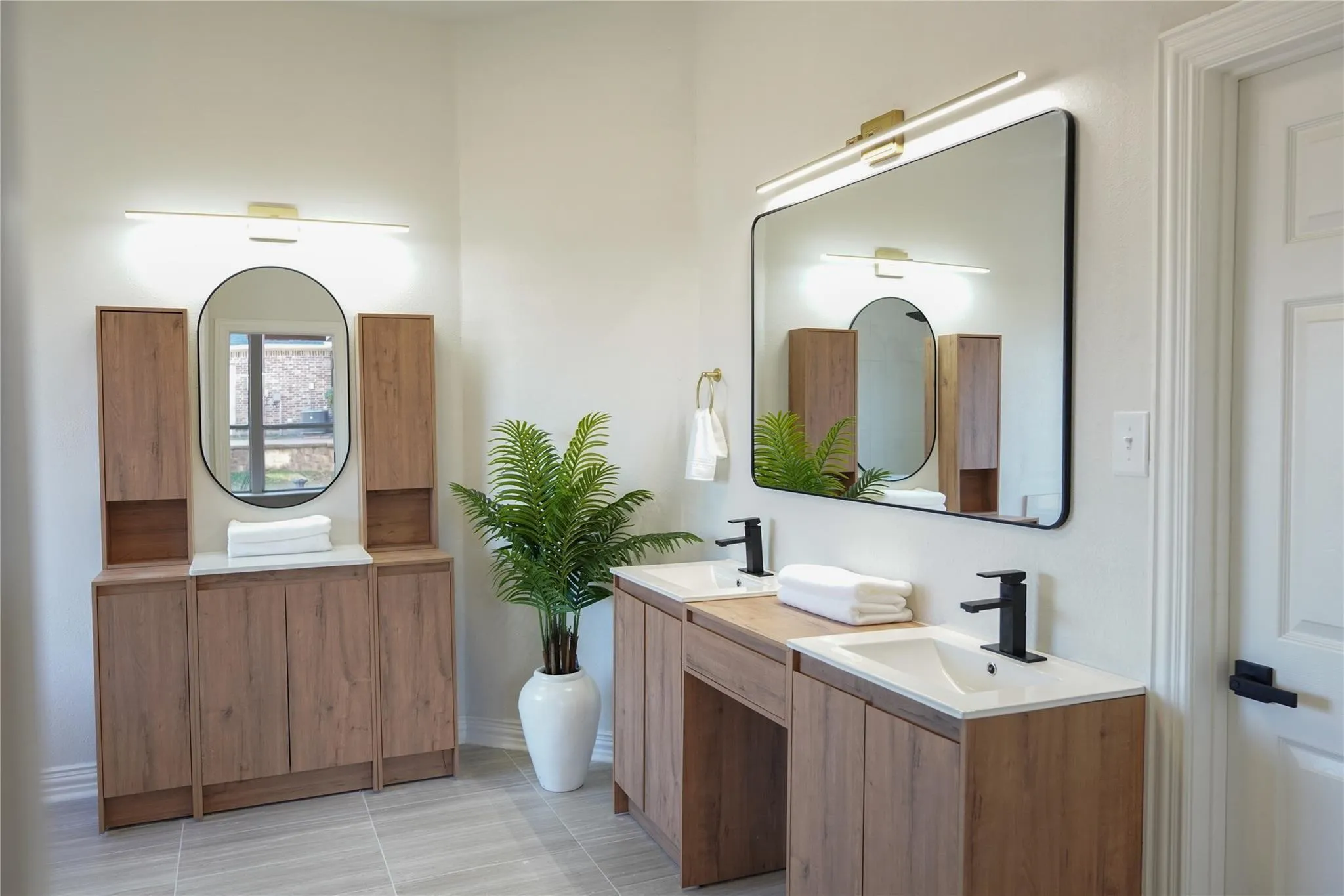 Primary ensuite,dual vanities, soaking tub,walk in shower