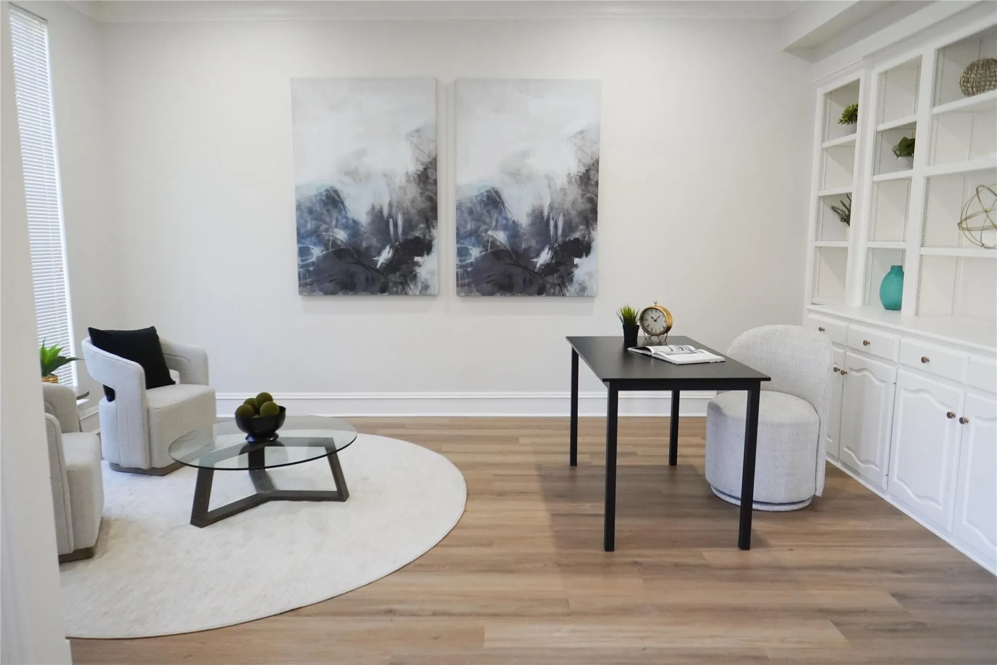 Custom wall of builtins - virtually staged
