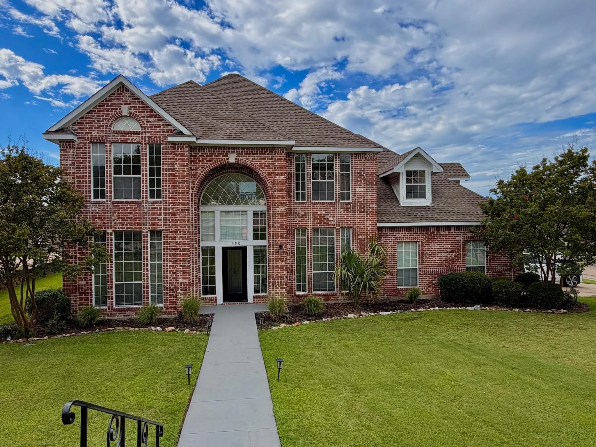 Single Family Residence For Sale in Rockwall County , 1390 Shores Boulevard, Rockwall, Texas 75087, 4 Bedroom, 4 Bathroom, 2 Garage spaces, 2,932 Sqft, built in 1994, mls#21399160, Real Estate Agent in Rockwall, Homes For Sale in Rockwall county, Homes For Sale in Rockwall, Realtor in Rockwall Texas, Real Estate Brokerage Independent Realty Texas, Luminita Cordes Realtor