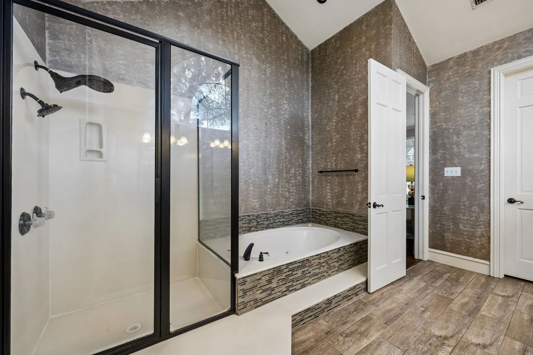 Single Family Residence For Sale in Denton County , 2865 Woodhollow Drive, Highland Village, Texas 75077, 5 Bedroom, 4 Bathroom, 3 Garage spaces, 3,642 Sqft, built in 1992, mls#21400251, Real Estate Agent in Highland Village, Homes For Sale in Denton county, Homes For Sale in Highland Village, Realtor in Highland Village Texas, Real Estate Brokerage Independent Realty Texas, Luminita Cordes Realtor