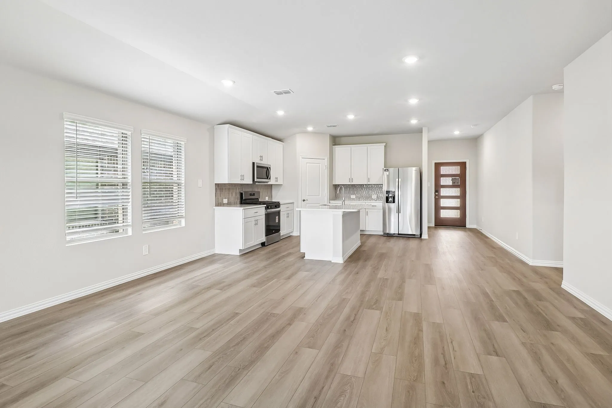  Photo is not of the actual home, but is an inspirational photo of builder’s model home and may depict options, furnishings, and/or decorator features that are not included.

