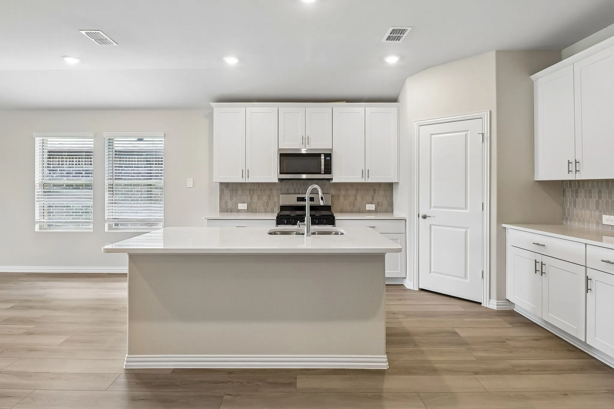  Photo is not of the actual home, but is an inspirational photo of builder’s model home and may depict options, furnishings, and/or decorator features that are not included.
