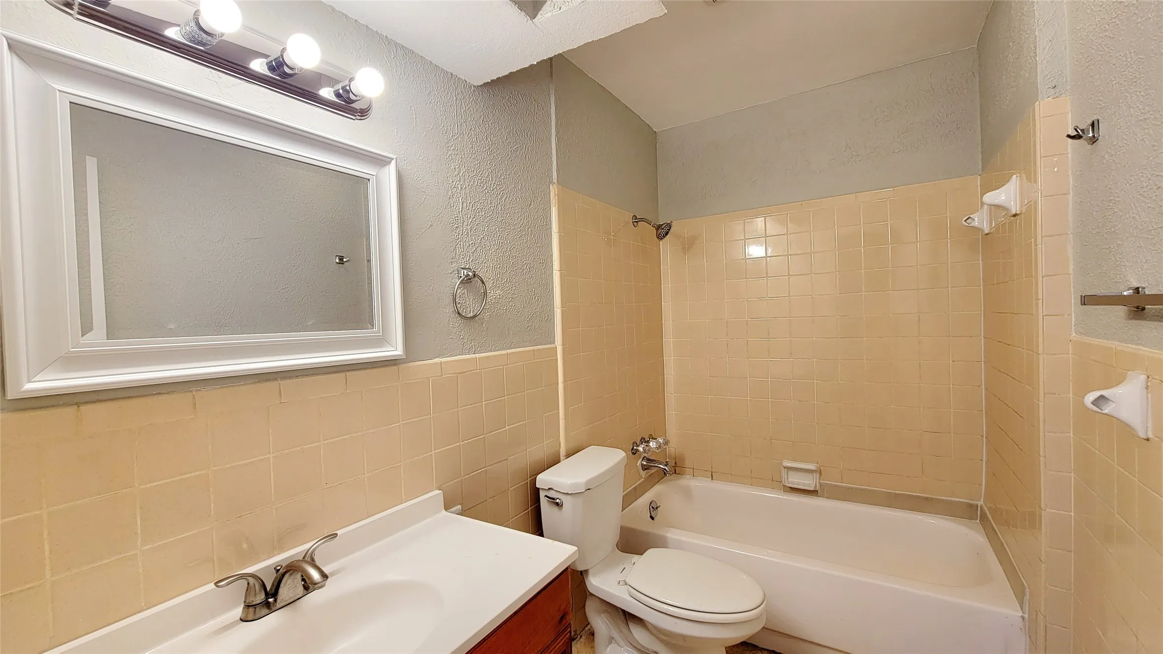 Single Family Residence For Rent in Hunt County , 2602 Bliss, Greenville, Texas 75402, 4 Bedroom, 2 Bathroom, Garage spaces, 1,545 Sqft, built in 1971, mls#21400456, Real Estate Agent in Greenville, Homes For Rent in Hunt county, Homes For Rent in Greenville, Realtor in Greenville Texas, Real Estate Brokerage Independent Realty Texas, Luminita Cordes Realtor