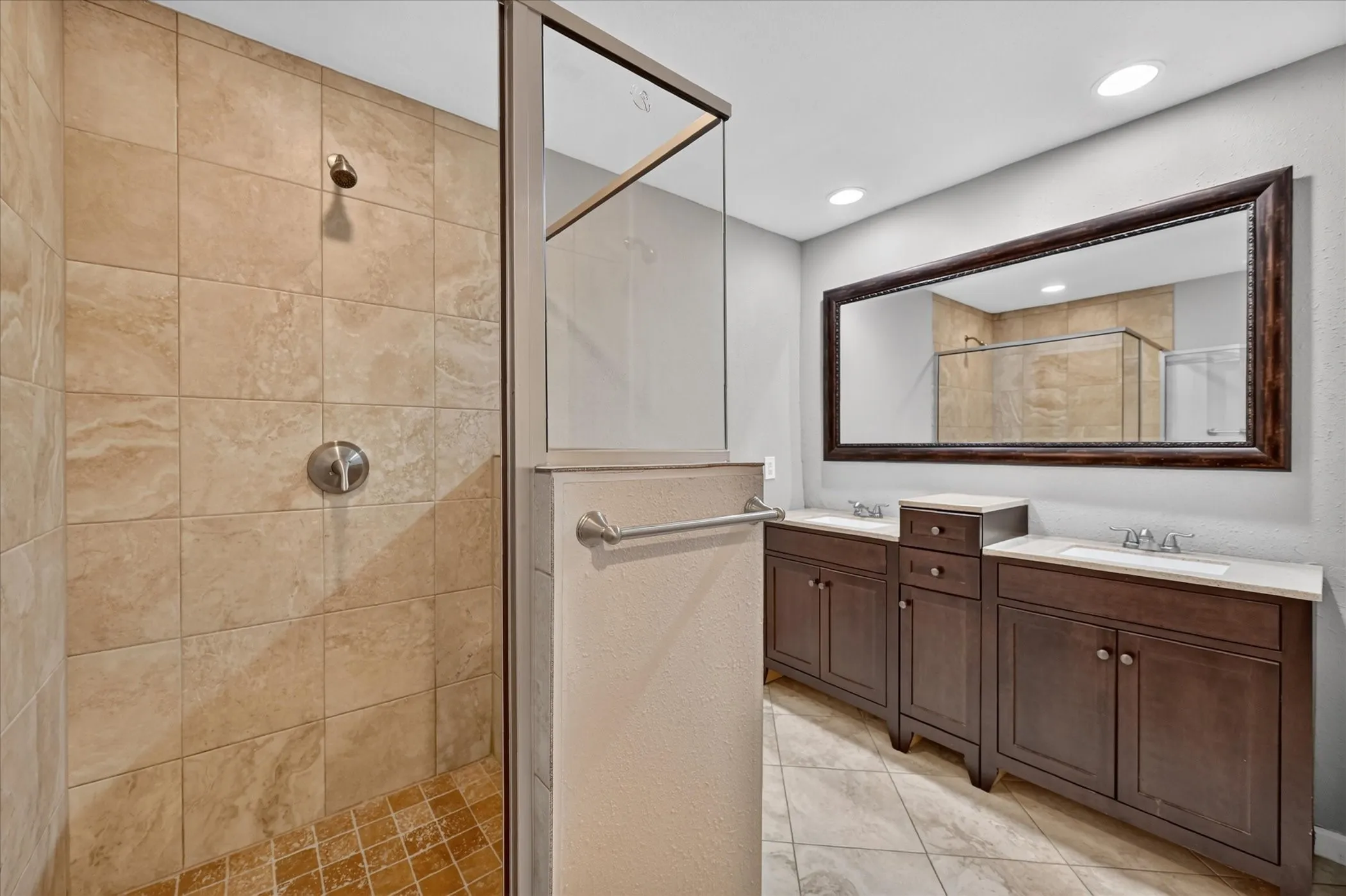 Single Family Residence For Sale in Tarrant County , 1121 Greendale Drive, Bedford, Texas 76022, 3 Bedroom, 2 Bathroom, 2 Garage spaces, 1,209 Sqft, built in 1970, mls#21392877, Real Estate Agent in Bedford, Homes For Sale in Tarrant county, Homes For Sale in Bedford, Realtor in Bedford Texas, Real Estate Brokerage Independent Realty Texas, Luminita Cordes Realtor