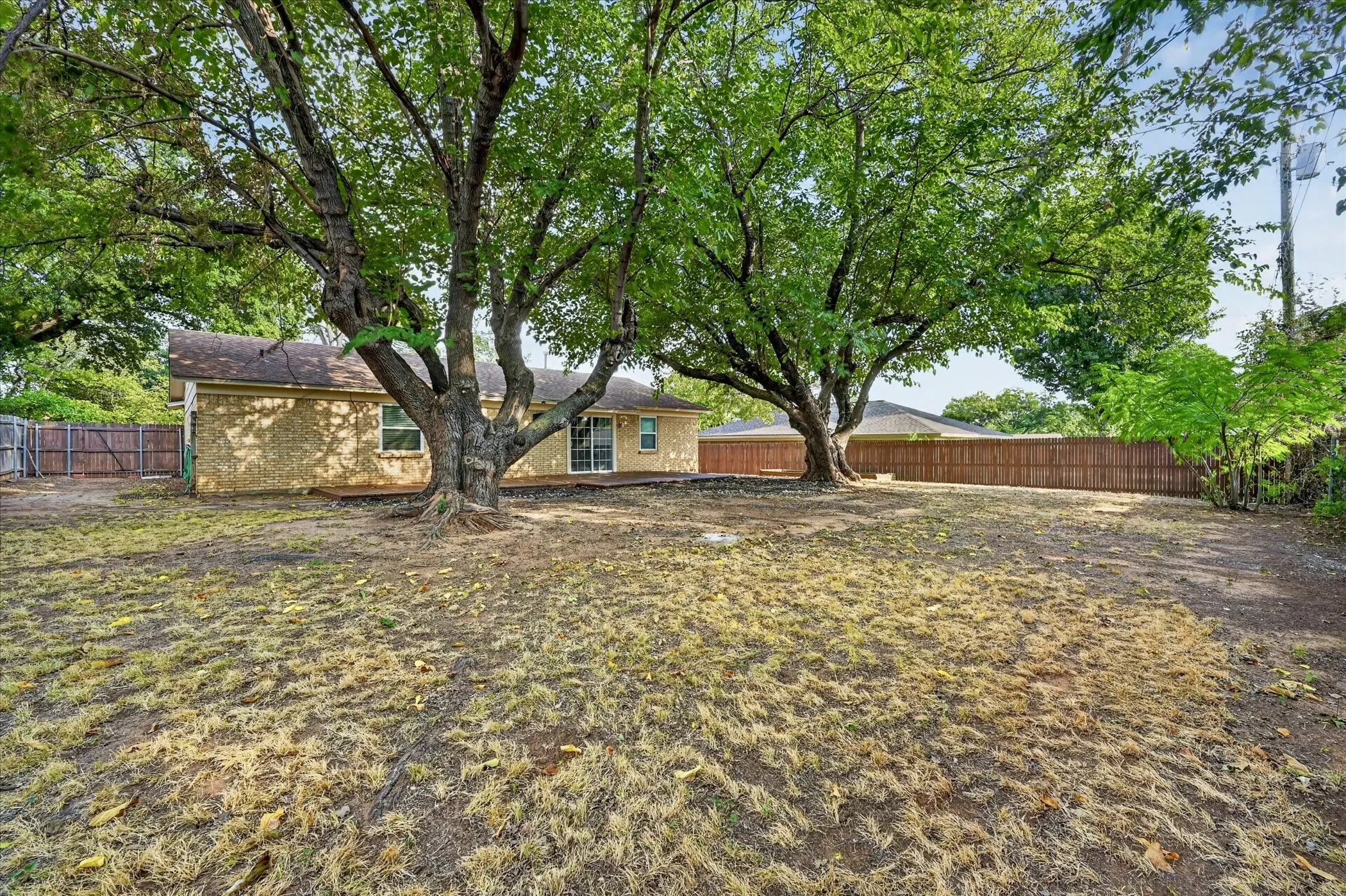 Single Family Residence For Sale in Tarrant County , 1121 Greendale Drive, Bedford, Texas 76022, 3 Bedroom, 2 Bathroom, 2 Garage spaces, 1,209 Sqft, built in 1970, mls#21392877, Real Estate Agent in Bedford, Homes For Sale in Tarrant county, Homes For Sale in Bedford, Realtor in Bedford Texas, Real Estate Brokerage Independent Realty Texas, Luminita Cordes Realtor